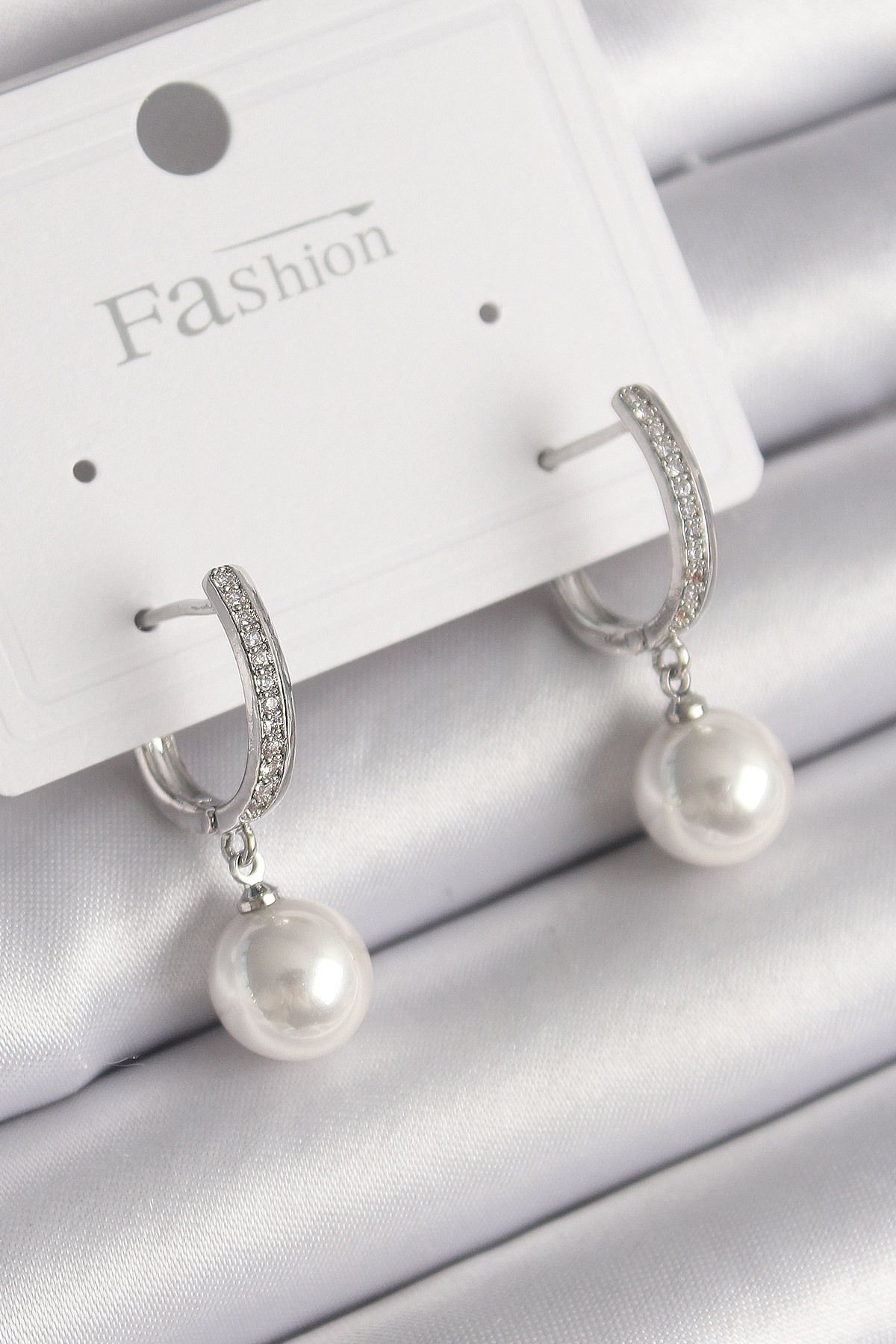LovelymCo Pirinç Gümüş Renk Zirkon Taşlı Sallanı İnci Model Kadın Küpe - Lisinya