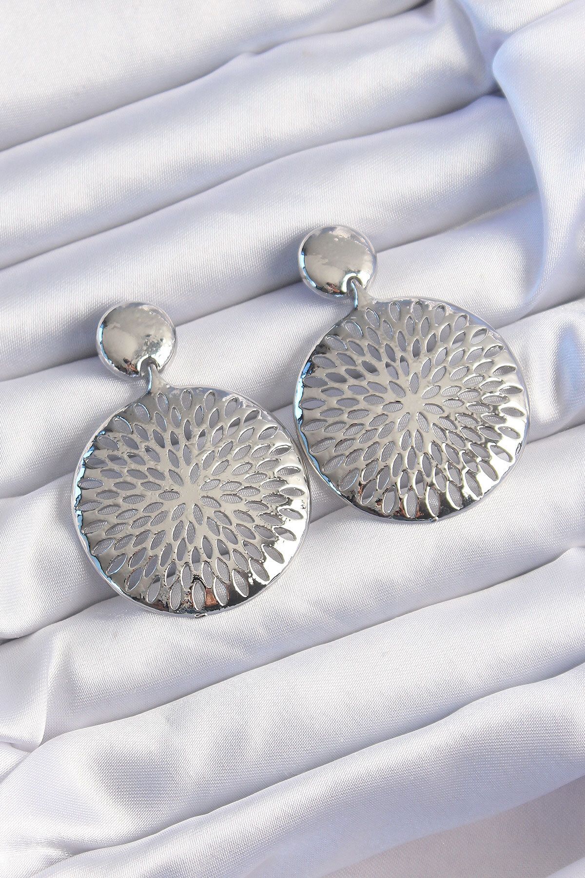 LovelymCo Pirinç Gümüş Renk Oval İşlemeli Küpe - Lisinya