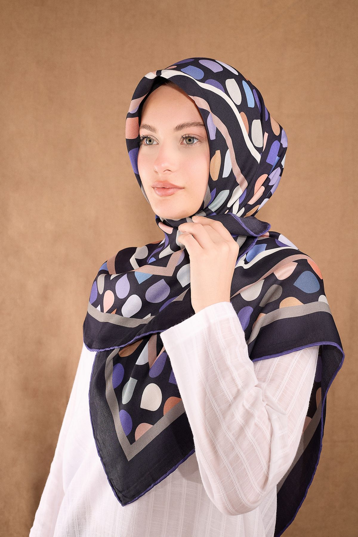 Akel DESENLİ FLOSSY SİLK EŞARP 94 x 94 Ebat