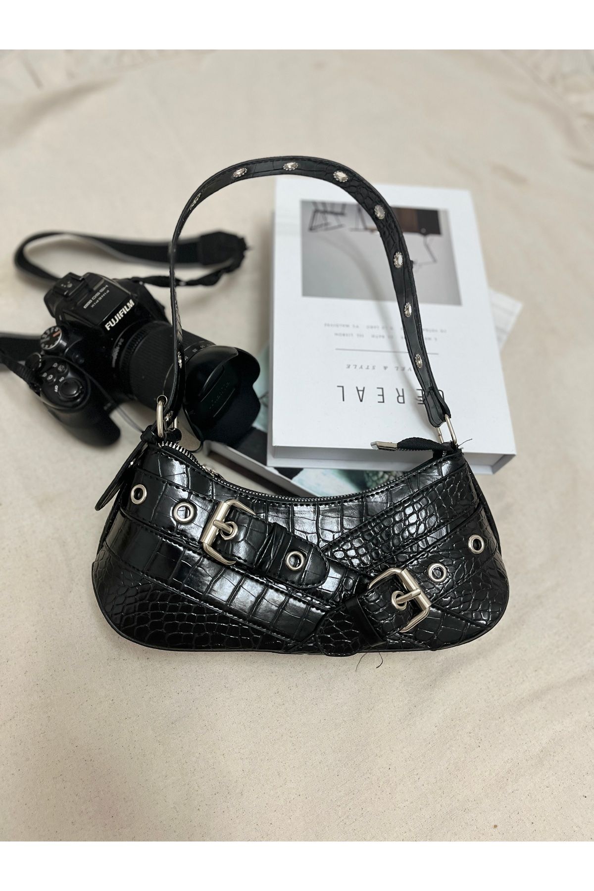 ÇANTA Vesara RebelLock – Çift Tokalı Mini Baget Çanta