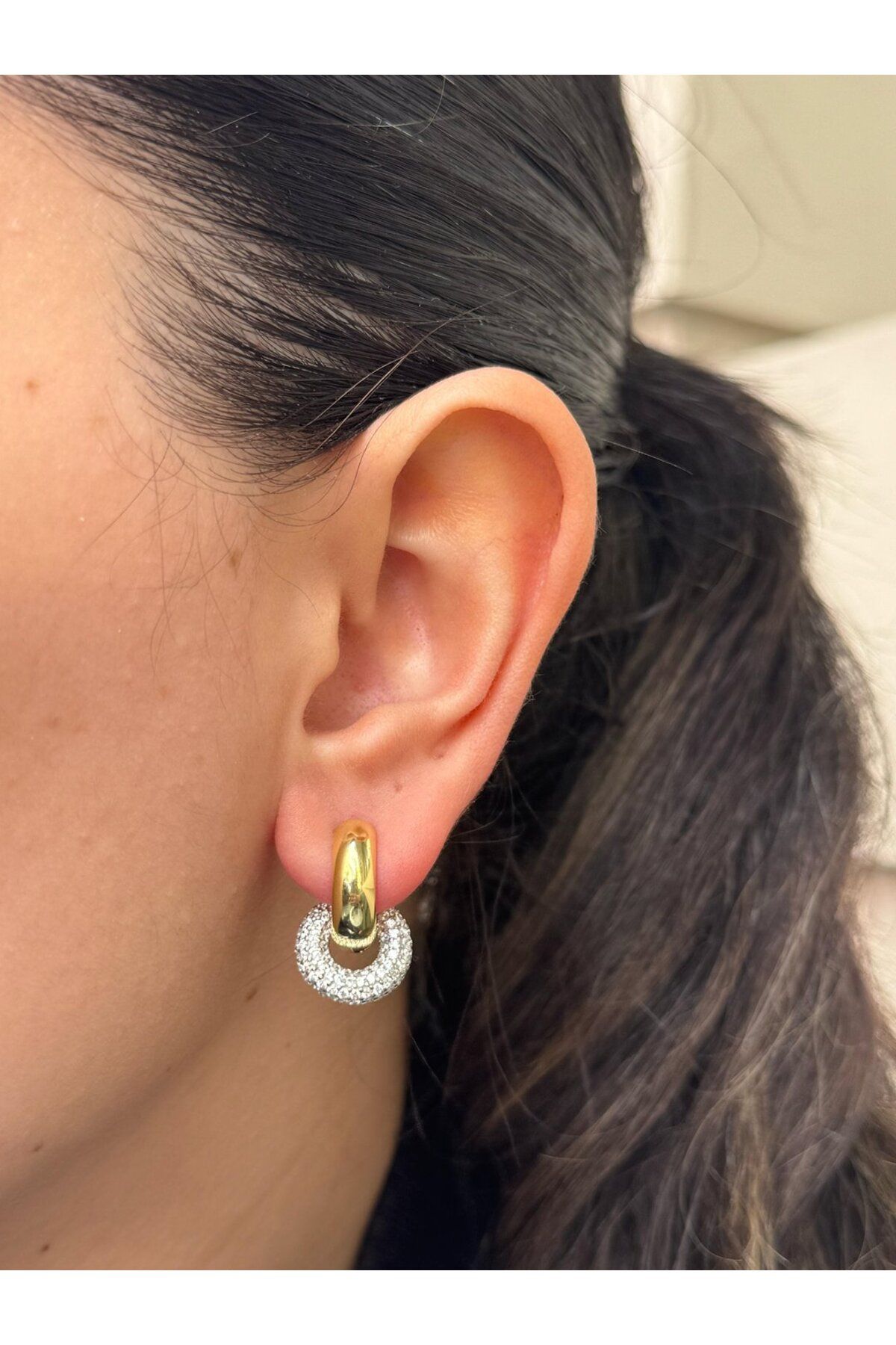 EskiJewelry 925 Ayar Gümüş Taşlı Halka Küpe – Işıltılı ve Zamansız Şıklık