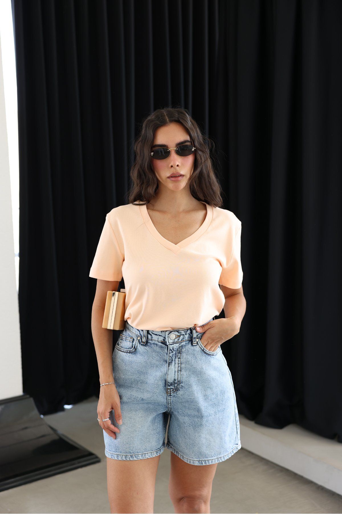 Özge Özgenç V Yaka Yumuşak Dokulu Basic Thsırt