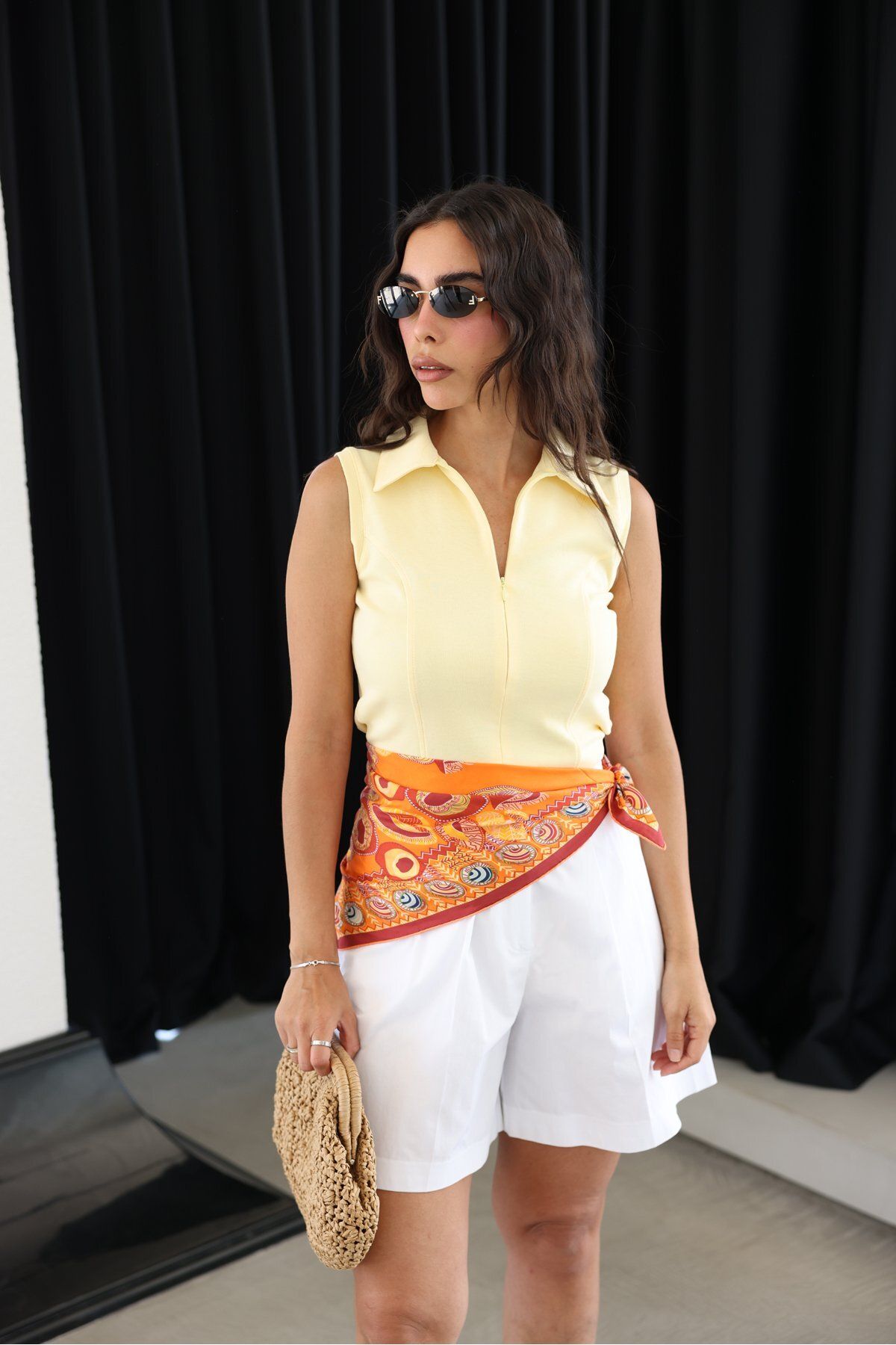 Özge Özgenç Polo Yaka Gizli Fermuarlı Kolsuz Bluz