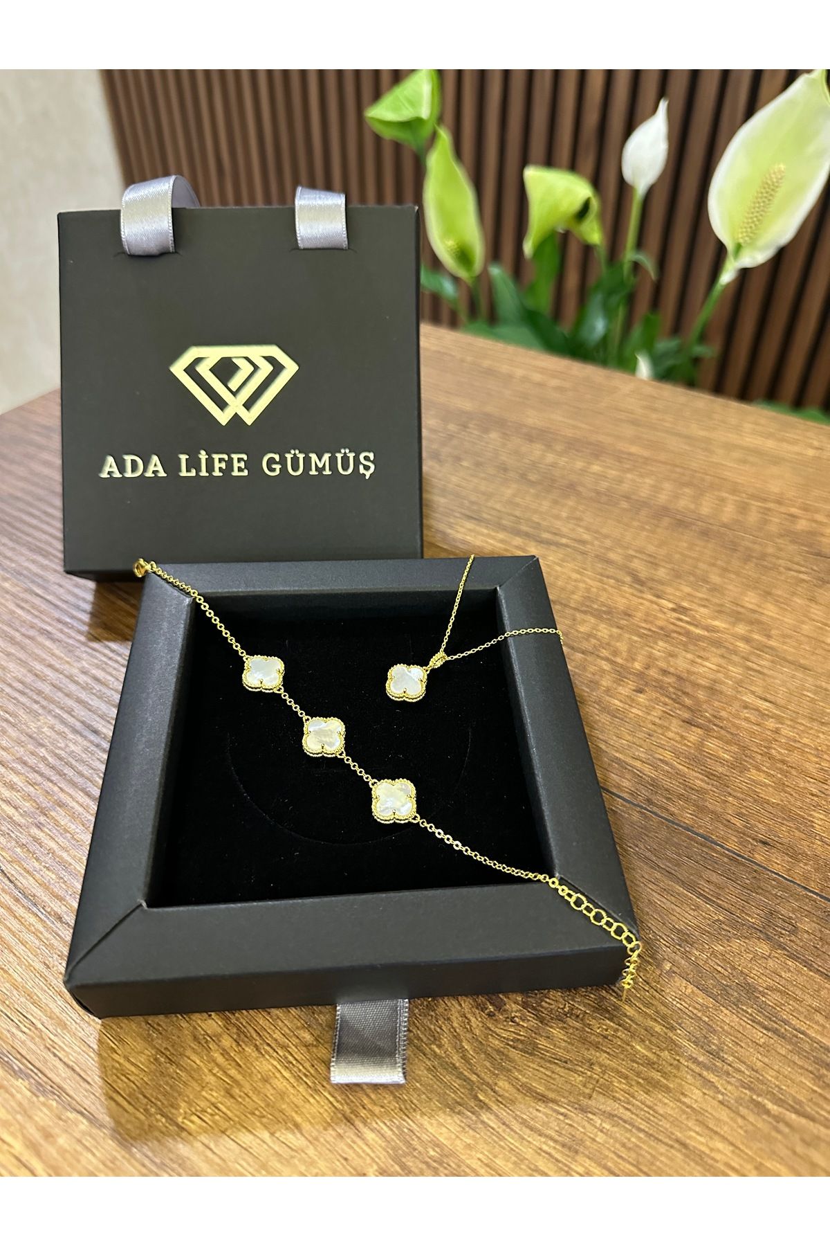 ADA LİFE GÜMÜŞ (Çantalı KUTU) 925 Ayar Gümüş 18 ayar Gold Kaplama Beyaz Taşlı 2 Li Yonca Set 3 sıra Bileklik Kolye