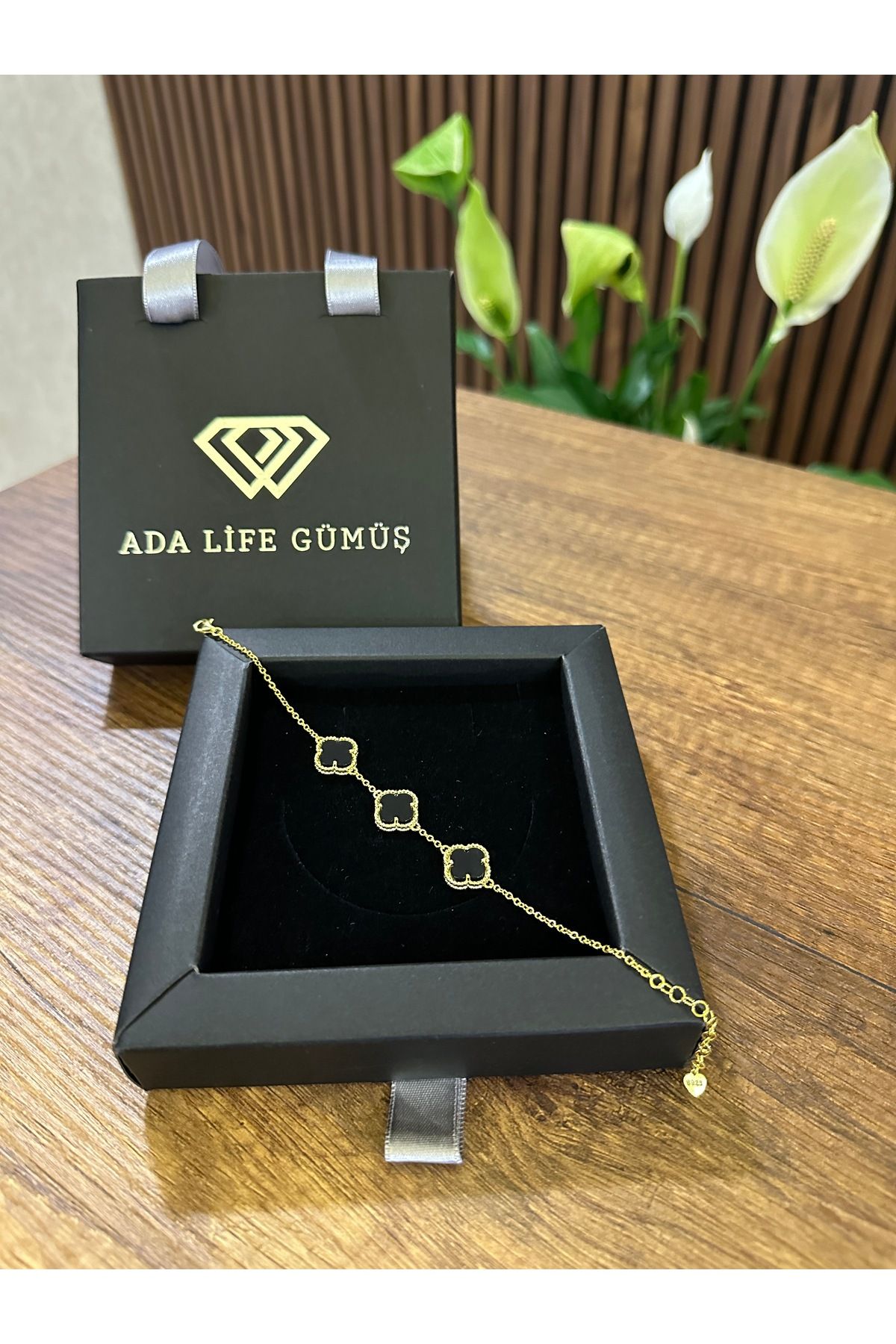 ADA LİFE GÜMÜŞ (Çantalı KUTU) 925 Ayar Gümüş 18 ayar Gold Kaplama 3 sıra Siyah Taşlı Yonca Bileklik