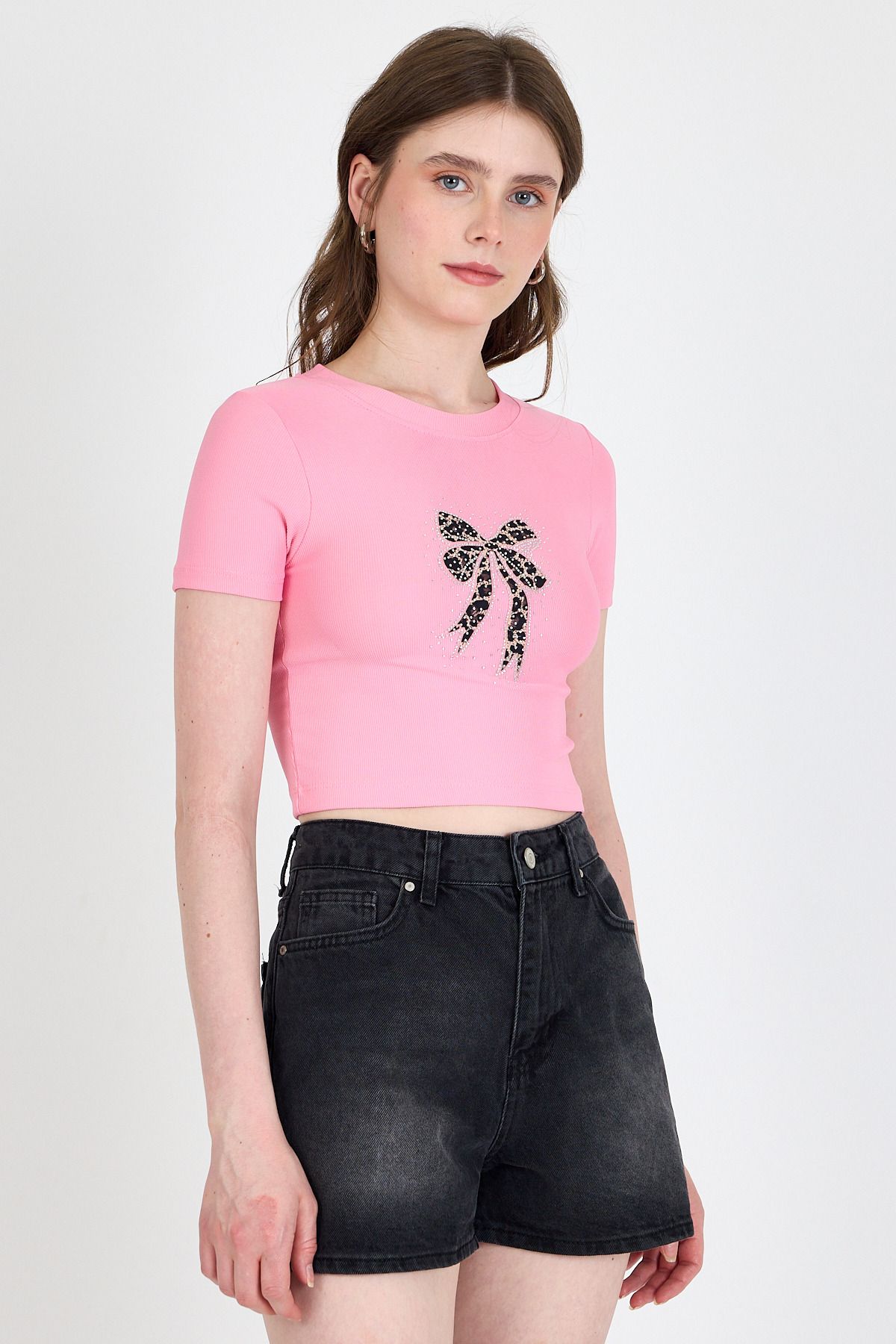 Rays Pembe Leopar Fiyonk Baskılı Taş Detaylı Slim Fit Crop Tişört 0549-1