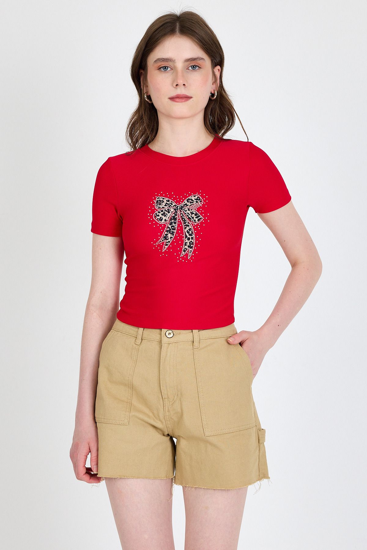 Rays Kırmızı Leopar Fiyonk Baskılı Taş Detaylı Slim Fit Crop Tişört 0549-1