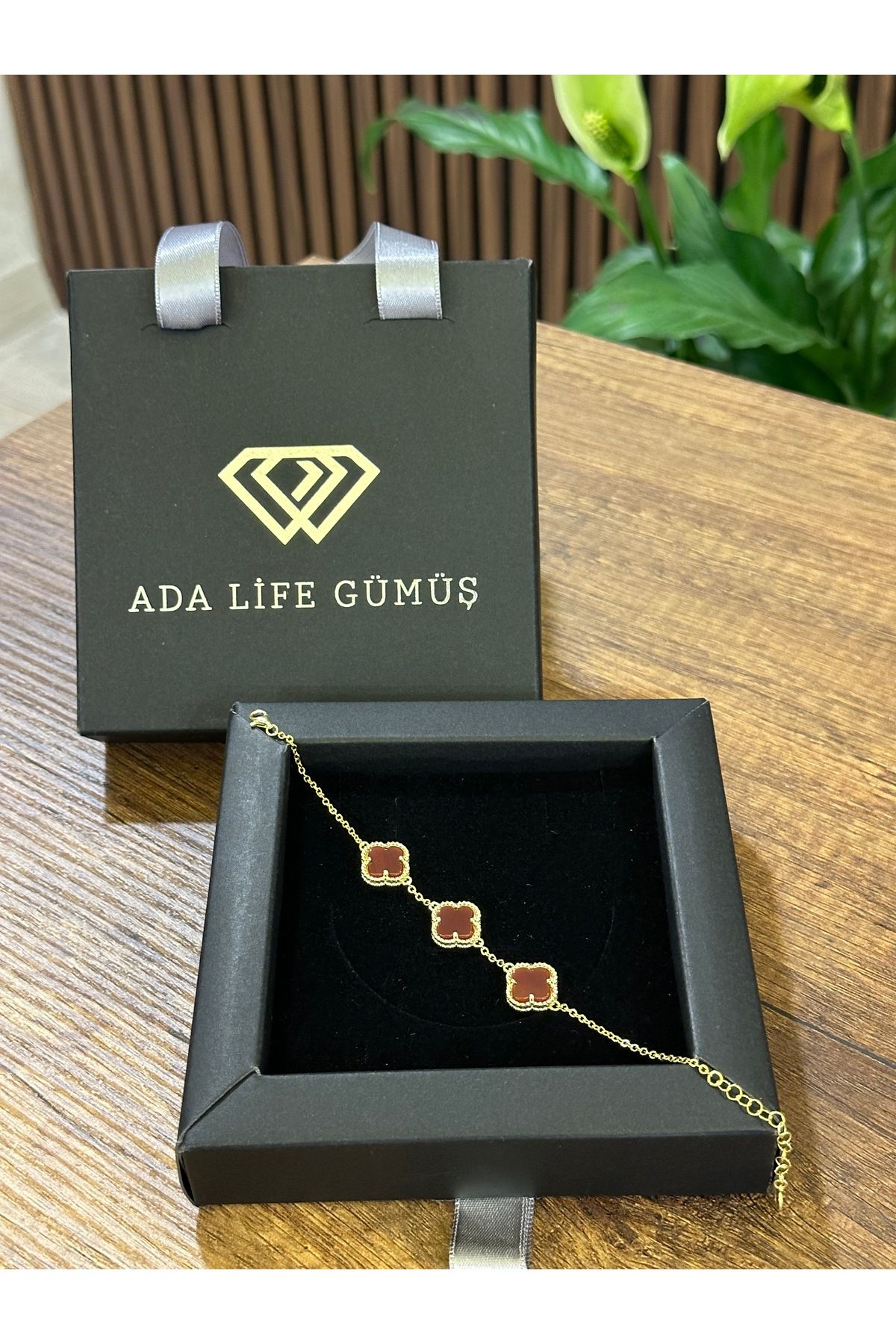 ADA LİFE GÜMÜŞ (Çantalı KUTU) 925 Ayar Gümüş 18 ayar Gold Kaplama 3 sıra Bordo Taşlı Yonca Bileklik