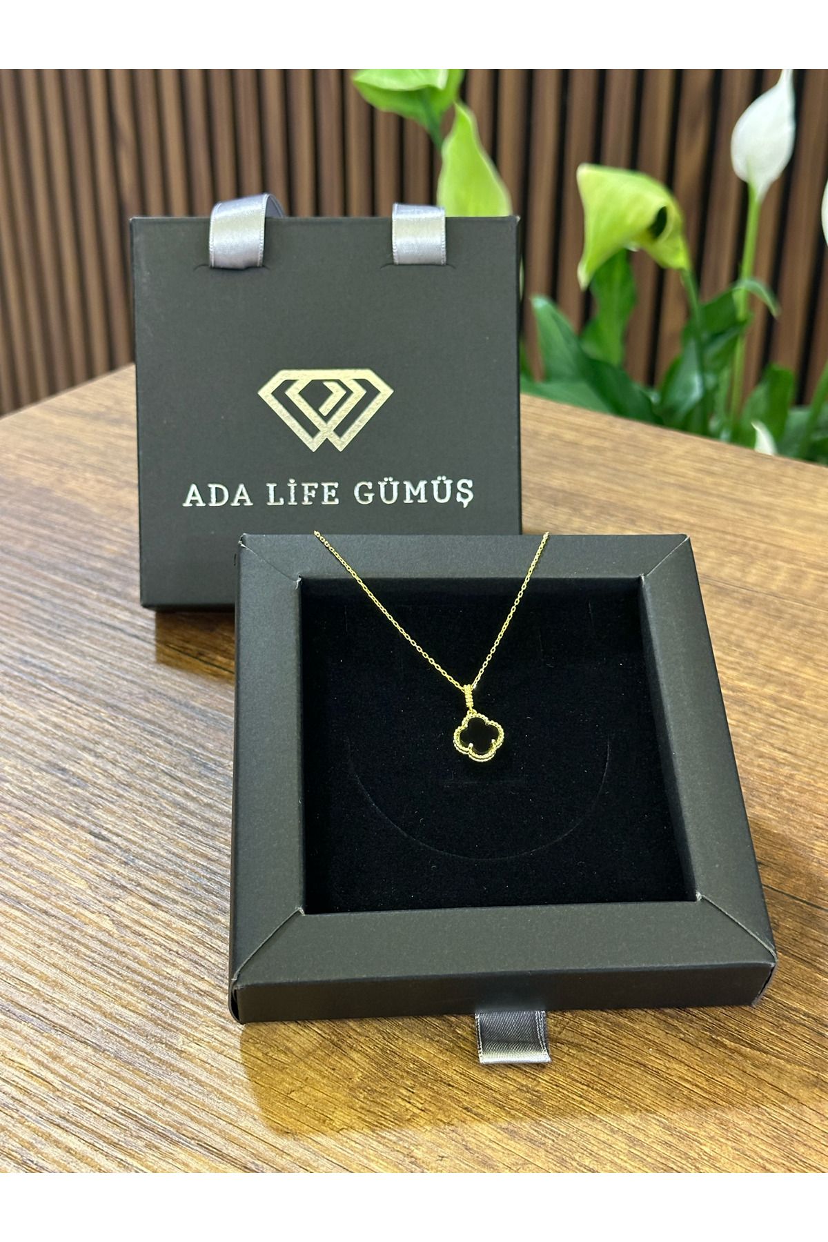 ADA LİFE GÜMÜŞ (ÇANTALI KUTU) 925 Ayar Gümüş 18 ayar Gold Kaplama Siyah Taşlı Yonca Kolye