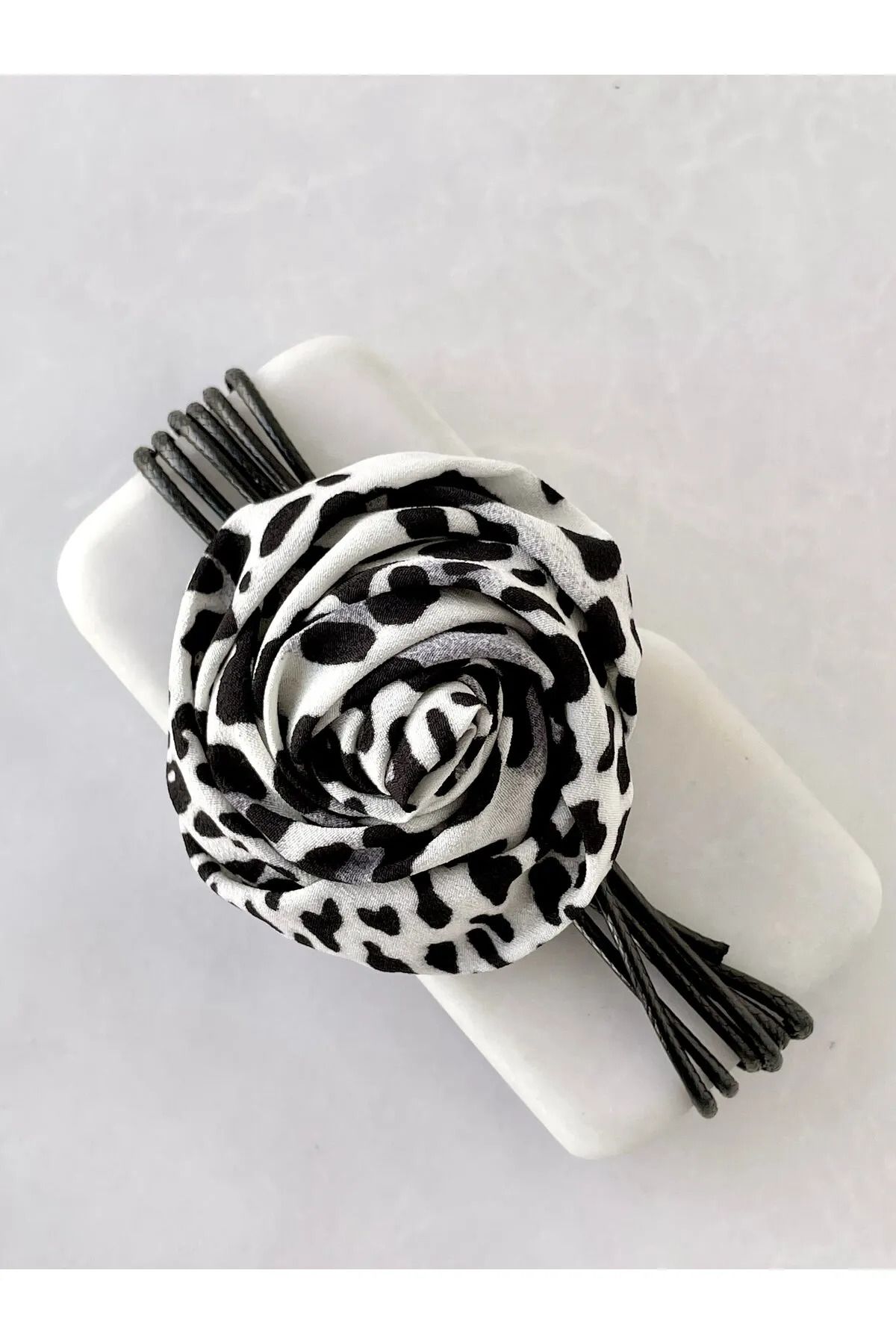 HİRA AKSESUAR LEOPAR DESENLİ CHOKER GÜL KOLYE
