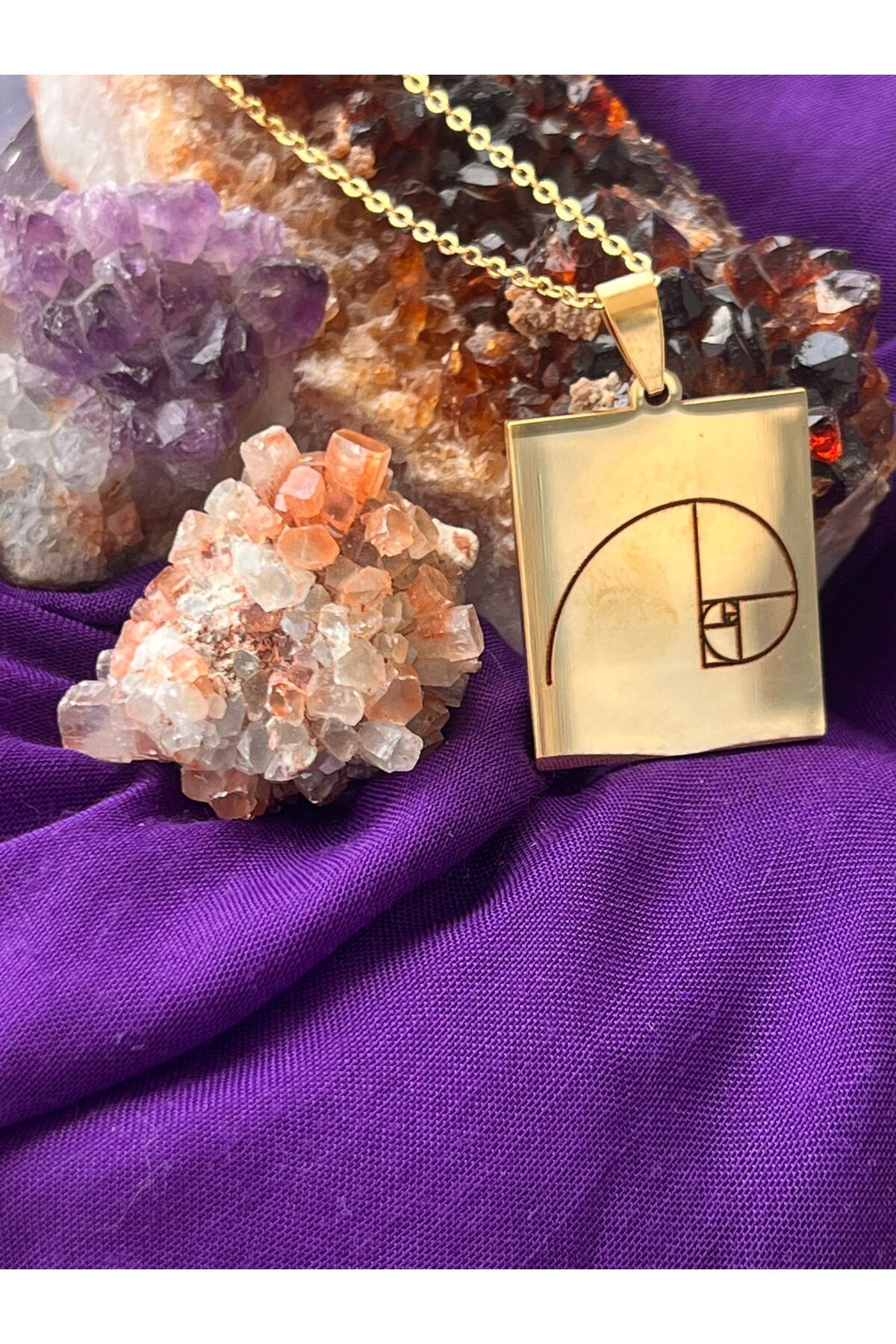Minerva Astro Shop Altın Oran Sembolü Kolye – Fibonacci Spirali – Geometrik Tasarım – Çelik Zincir – Unisex Kolye