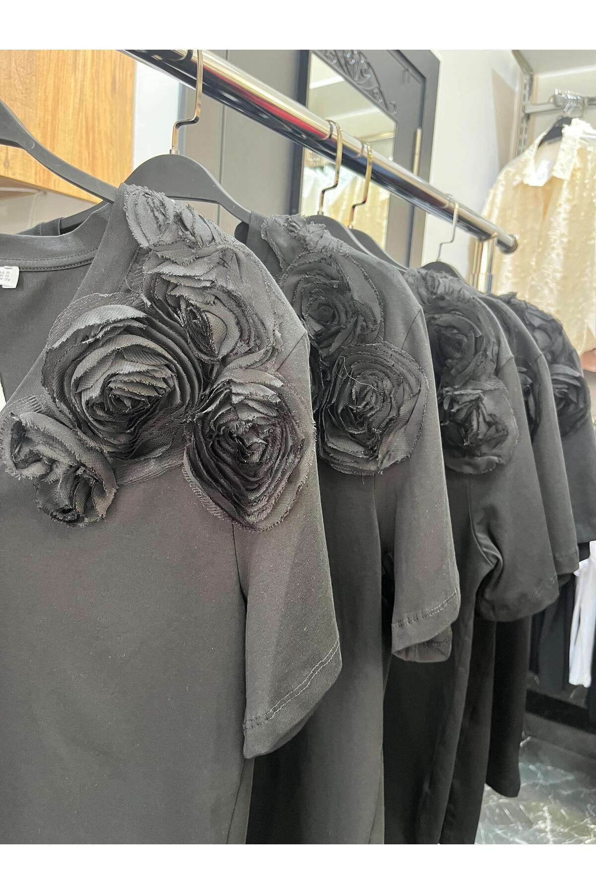 Butik çiçek li v yaka tshirt siyah