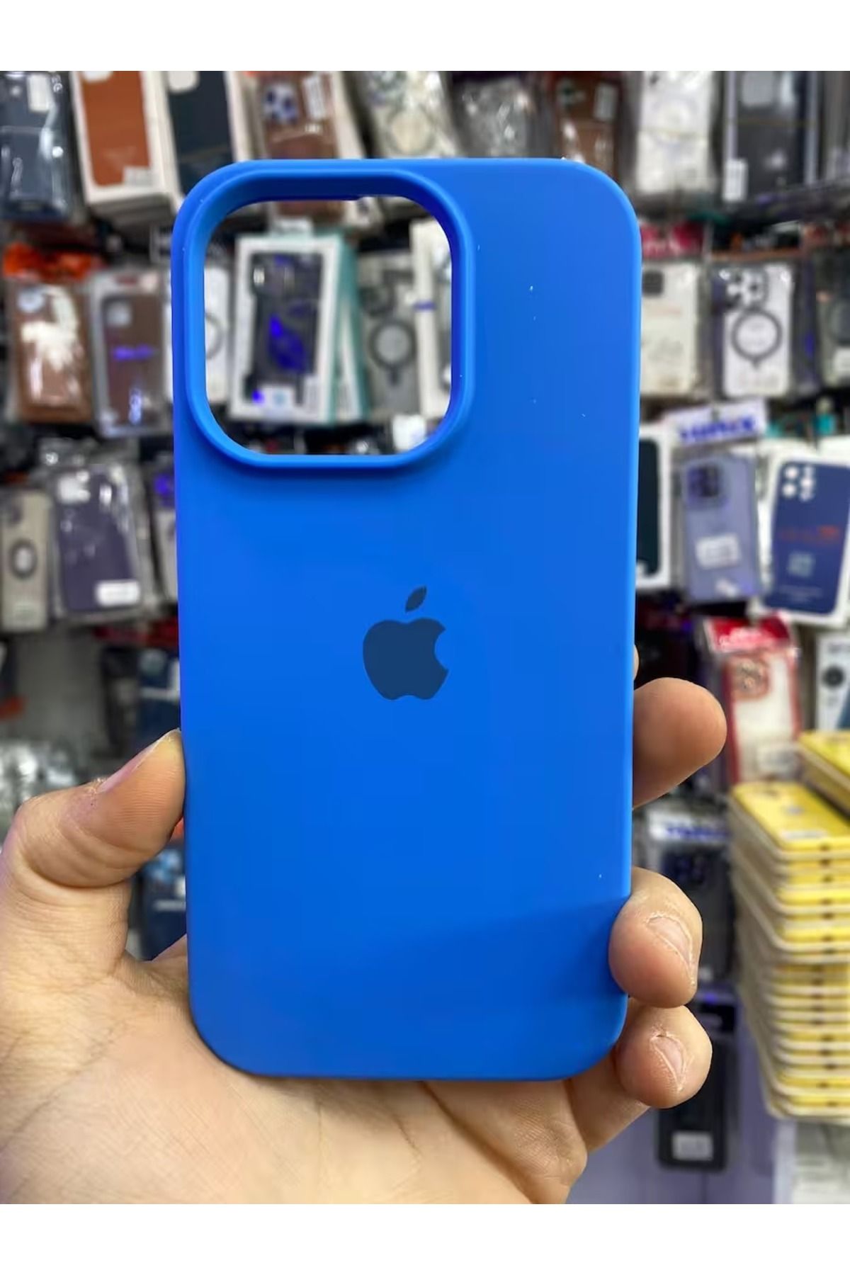 Soffany İPHONE 15 PRO UYUMLU LOGOLU LANSMAN İÇİ KADİFE KILIF