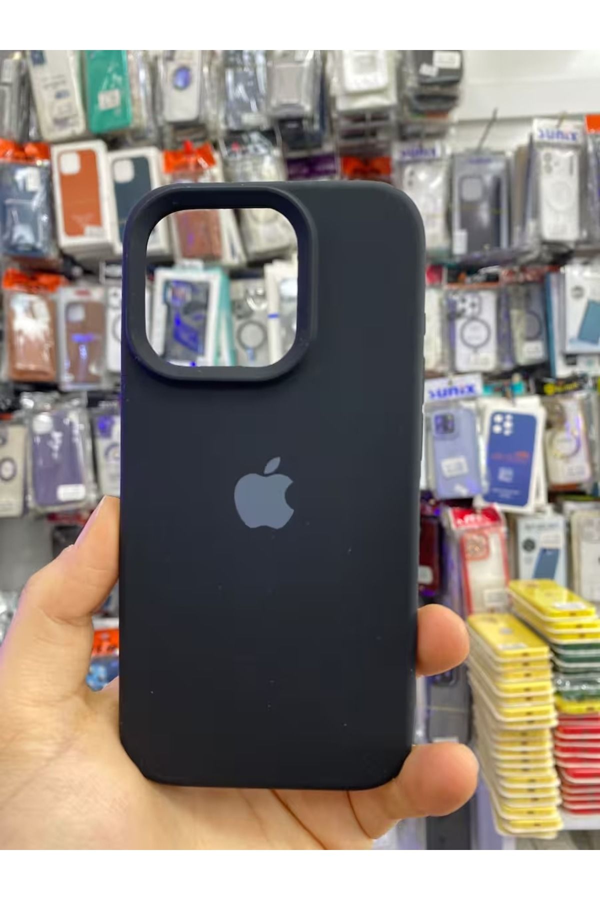Soffany İPHONE 15 PRO UYUMLU LOGOLU LANSMAN İÇİ KADİFE KILIF