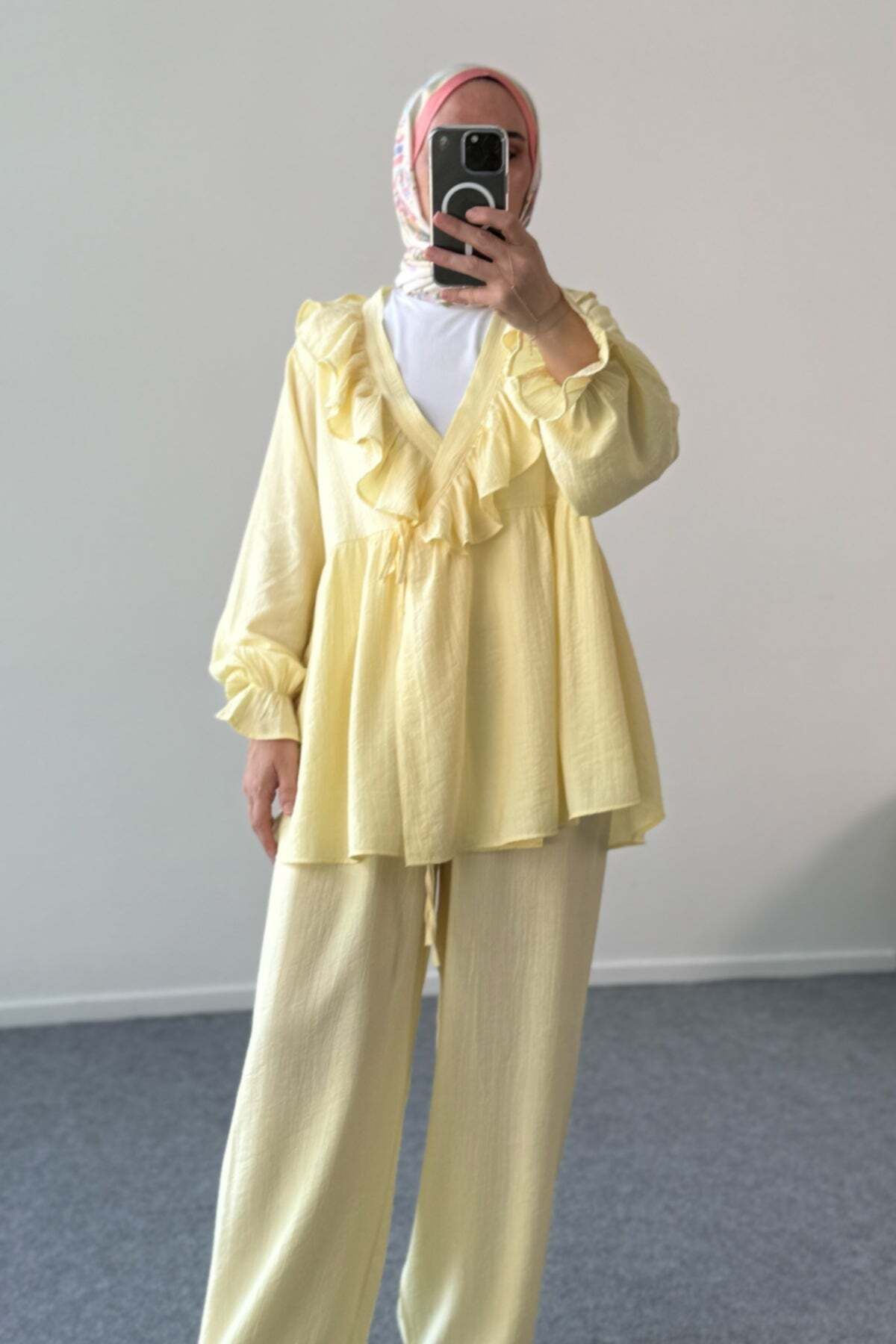 Hatun Atila Fırfır Yaka Bağlamalı Tunik ve Geniş Paça Pantolonlu Takım 8845 - Sarı