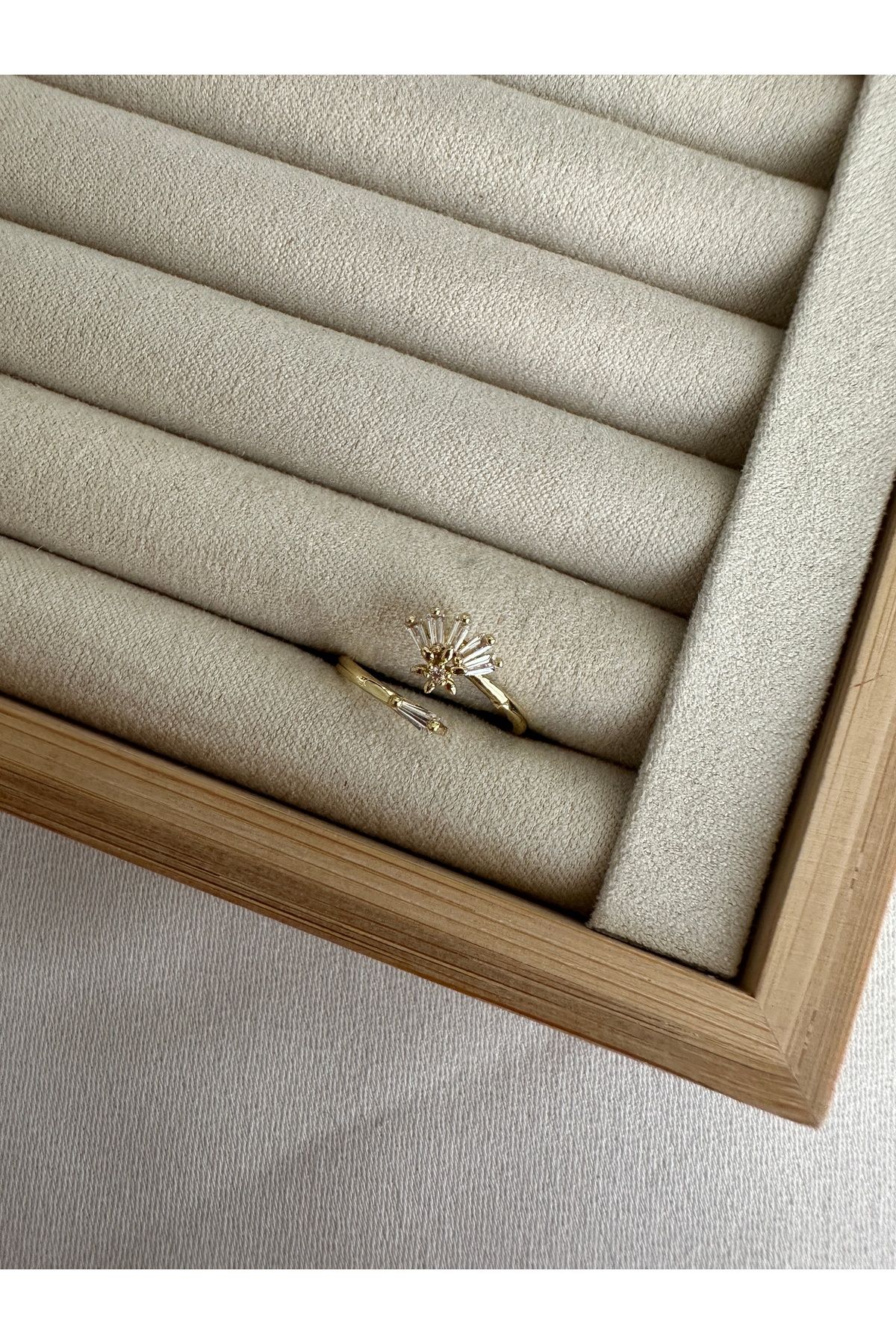 ringbox Gold Minik Çiçekli Yüzük