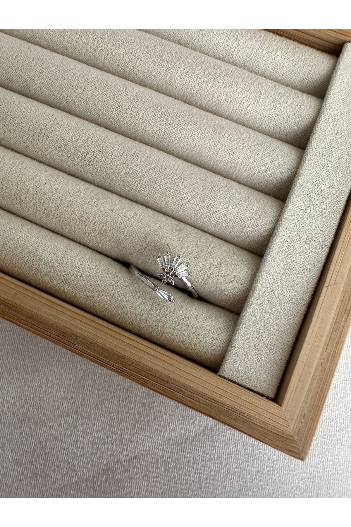 ringbox Gümüş Renkli Minik Çiçekli Yüzük