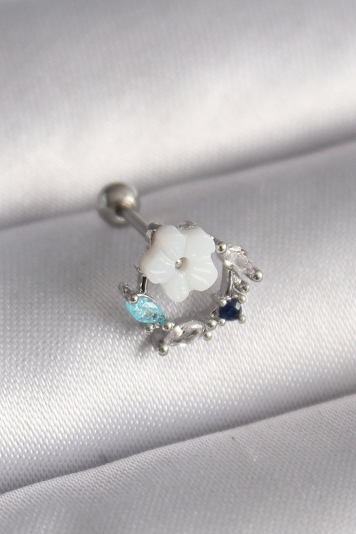 Generic 316L Çelik Gümüş Renk Zirkon Taş Detay Beyaz Çiçek Model Tragus Piercing