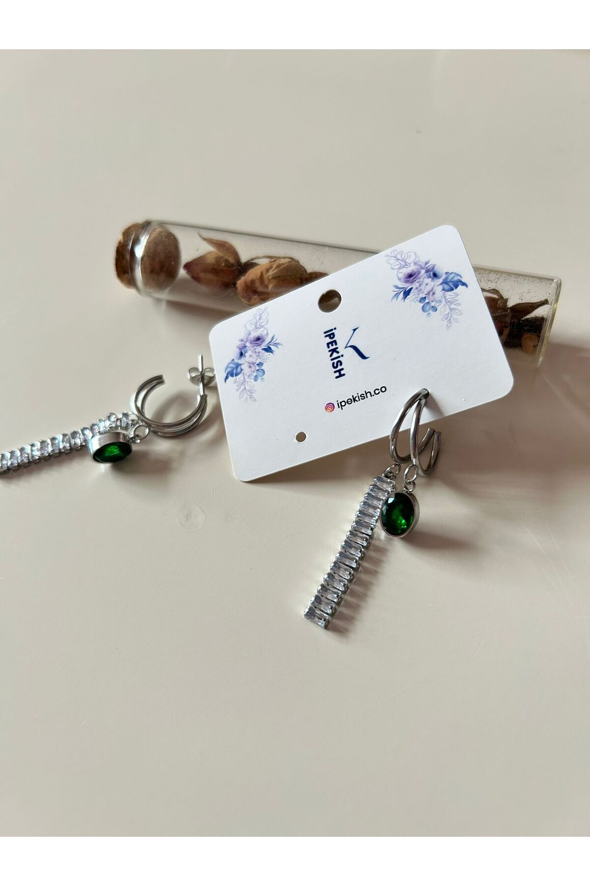 Cheecky Chic İpekish | Silver Renk, Yeşil Taşlı, Zirkon Detaylı, Sallantılı, Paslanmaz Çelik, Halka Küpe