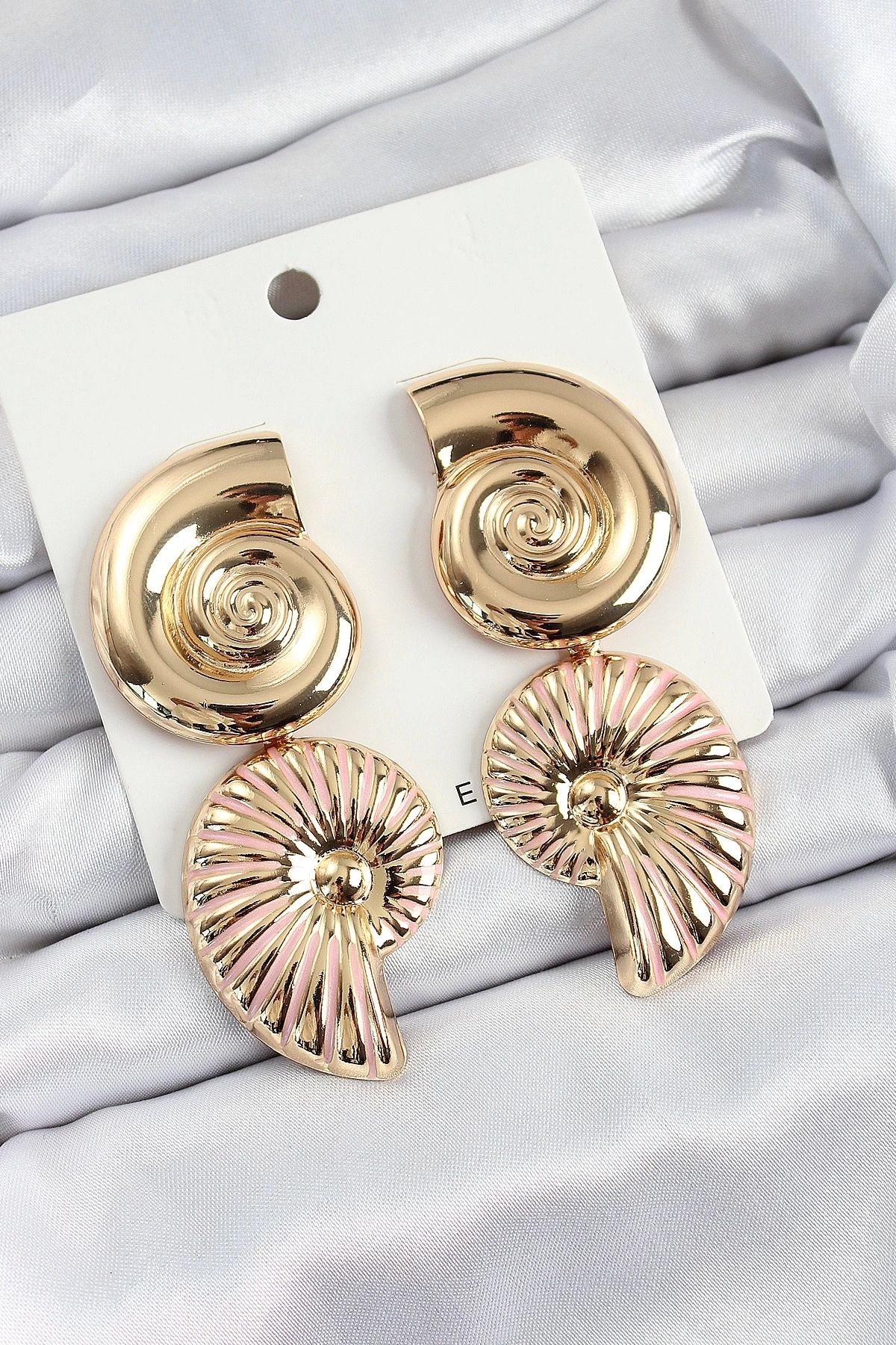 Clariss Pirinç Sarmal Sallantılı Deniz Kabuğu Vintage Model Gold Renk Küpe