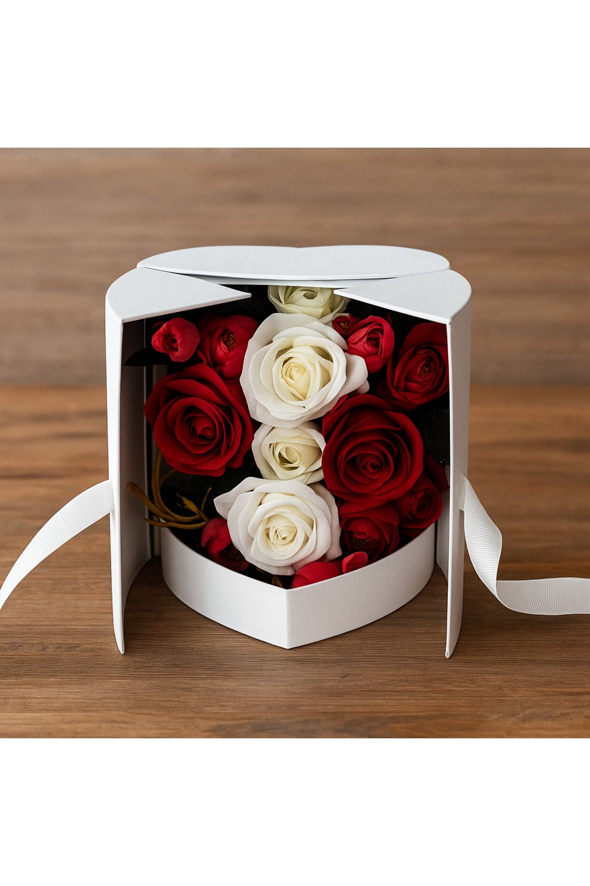 BYBAL Beyaz Kalp Kutuda Romantik Yapay Kırmızı-Beyaz Gül Aranjmanı Dekoratif
