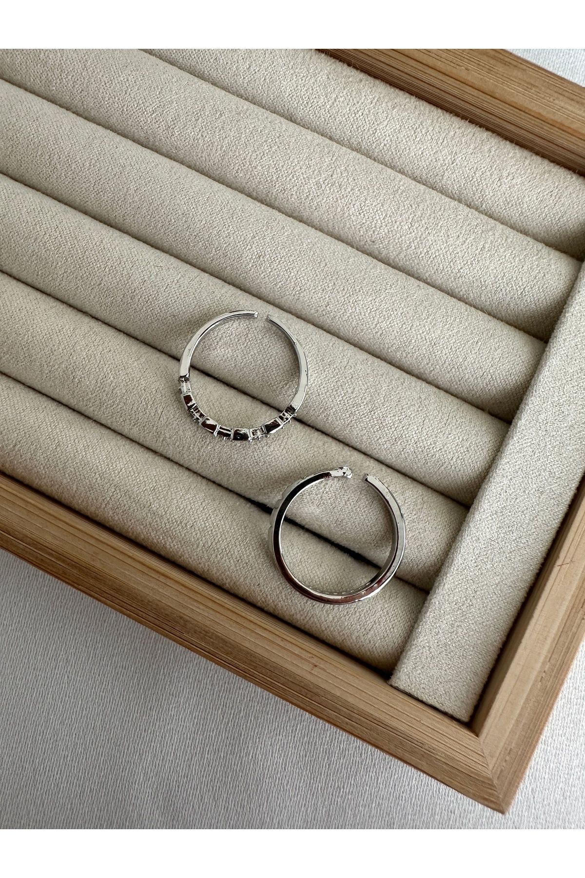 ringbox-Silver Colored 2 Row Minimal Series Ring Set 3