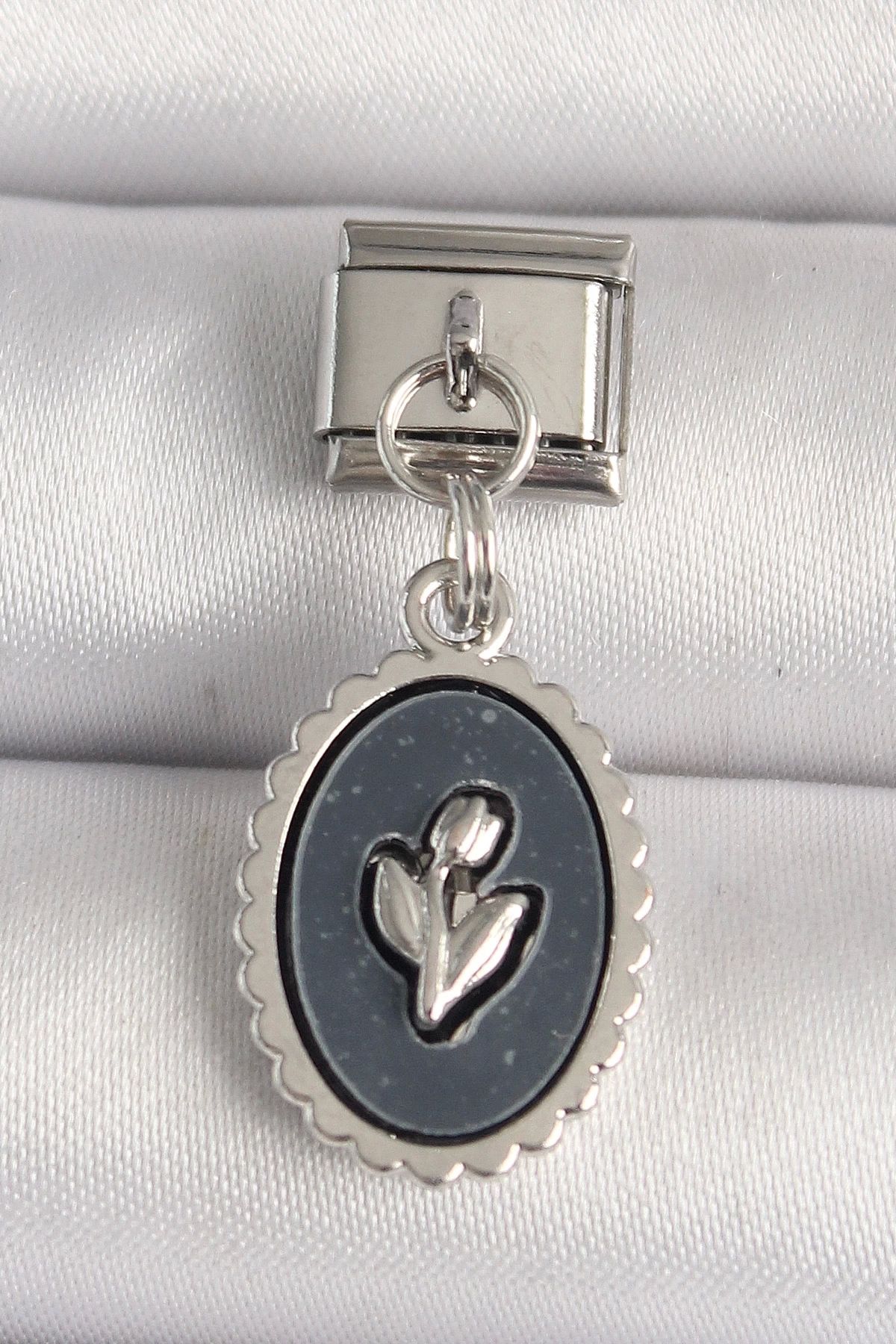 Generic 316L Çelik Gümüş Renk Çiçek İşlemeli Siyah Portre Model Nomination Charm