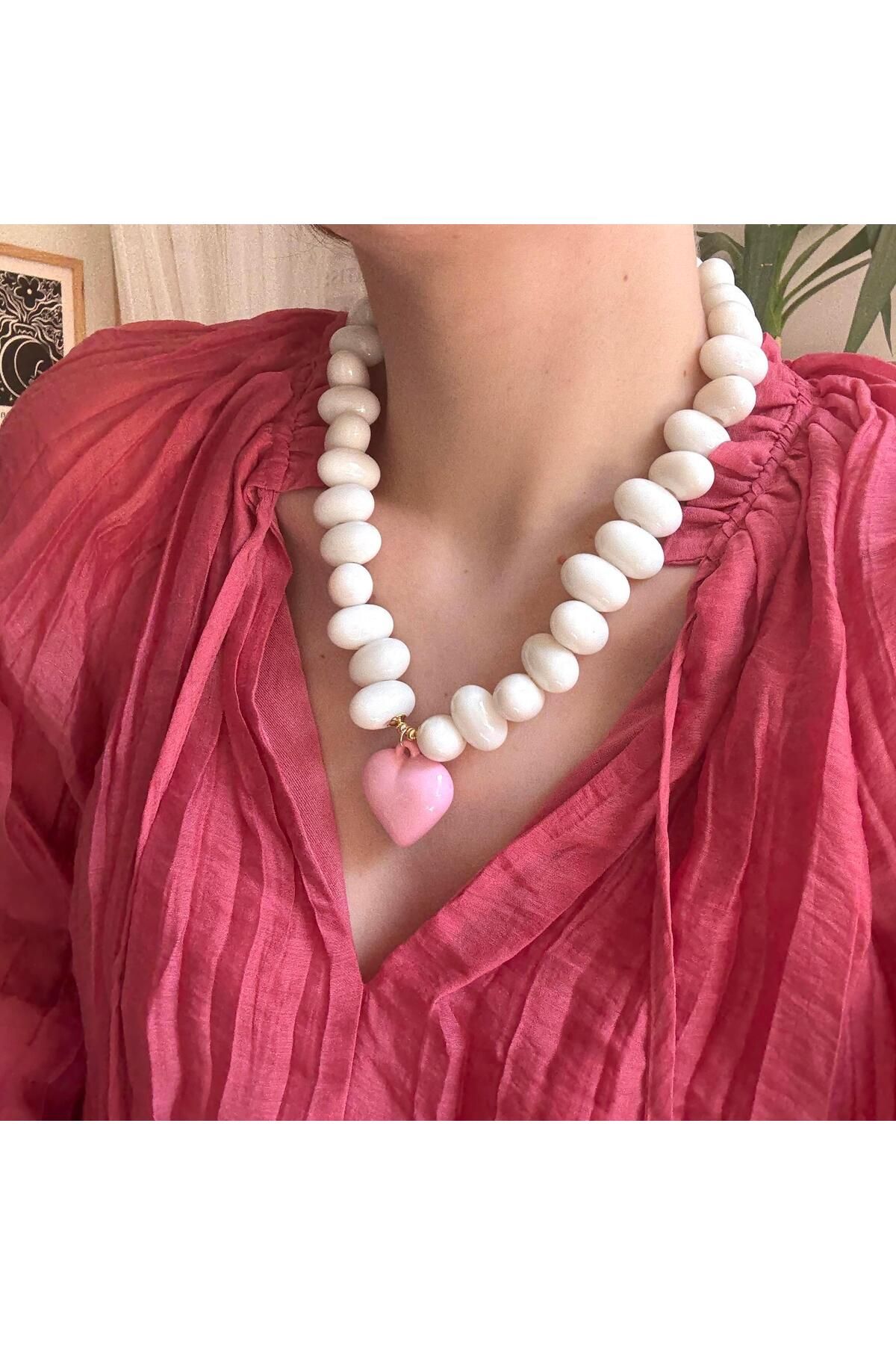 Alice İsstanbul Beyaz Boncuklu Pembe Bombe Kalp Kolye