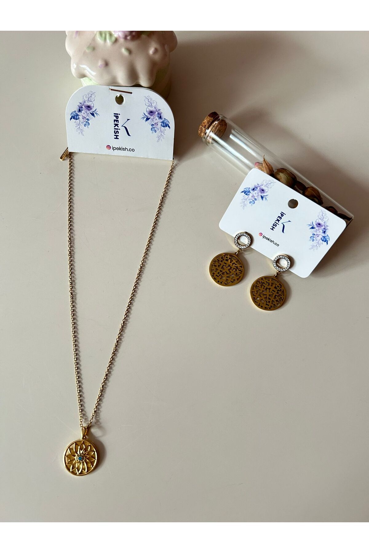 Cheecky Chic İpekish | Gold Renk, Çiçek Figürlü, Paslanmaz Çelik Kolye ve Zirkon Taşlı, Sallantılı Küpe Seti