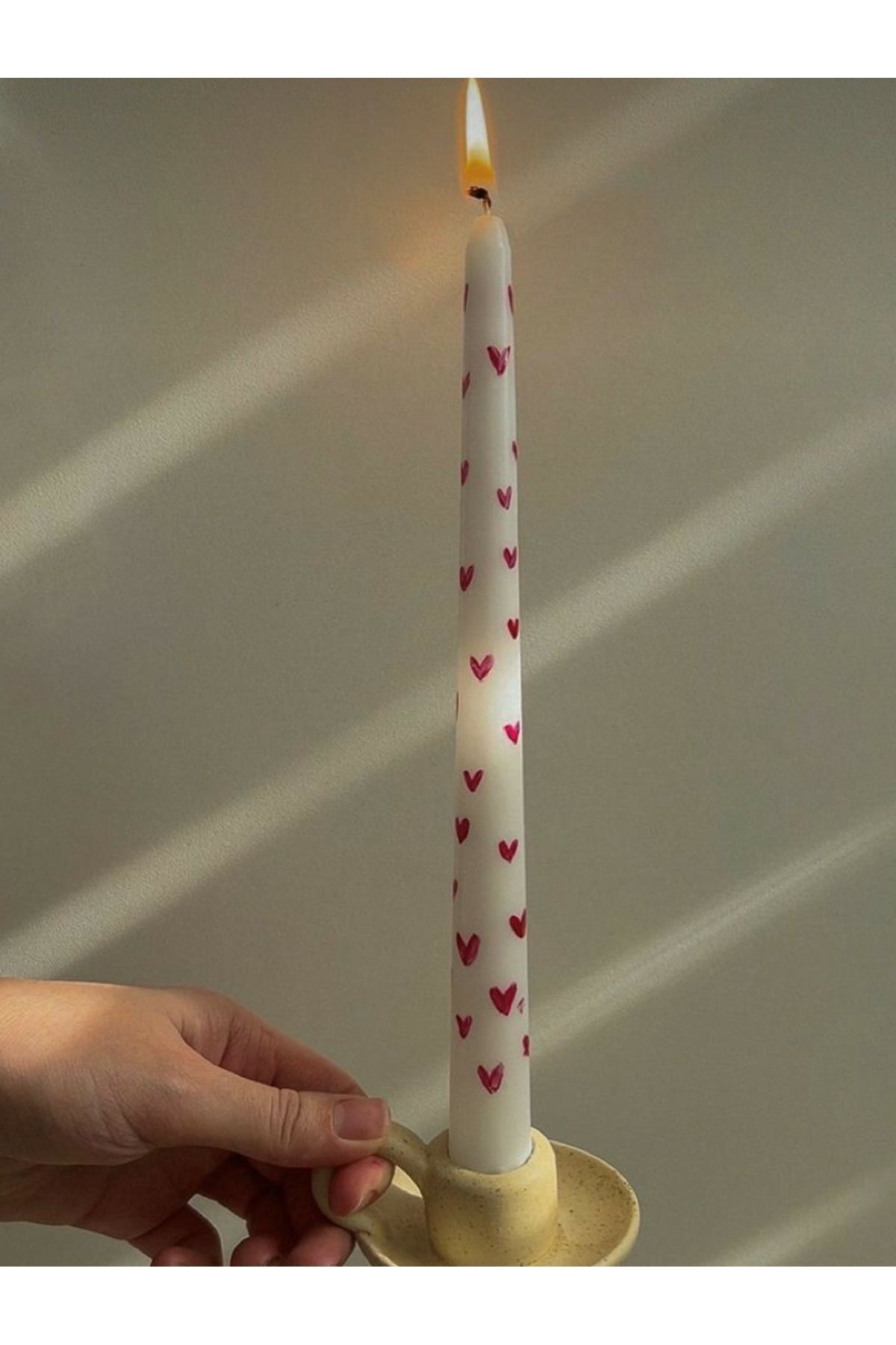 DEKORANLA Kırmızı Kalp Desenli El İşlemeli Beyaz Şamdan Mum, şık ve romantik dekor.