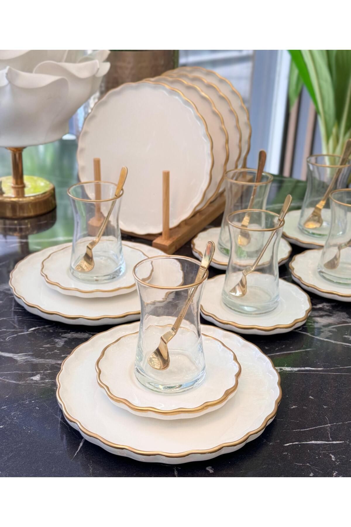 DEKORANLA Modern Daisy 18 Parça Pasta ve Çay Saati Seti, şık ve kullanışlı tasarım