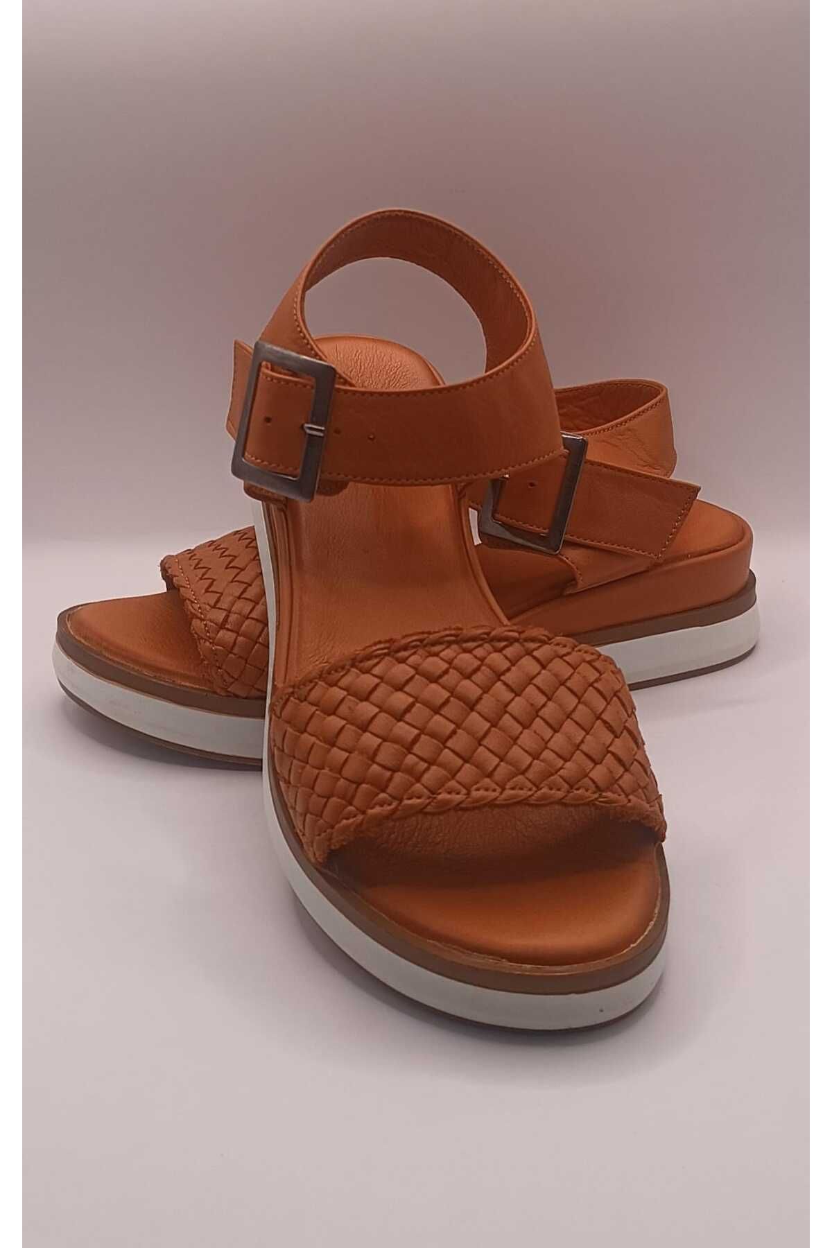 İDOL SHOES HAKİKİ DERİ EL ÖRGÜSÜ DETAYLI SANDALET