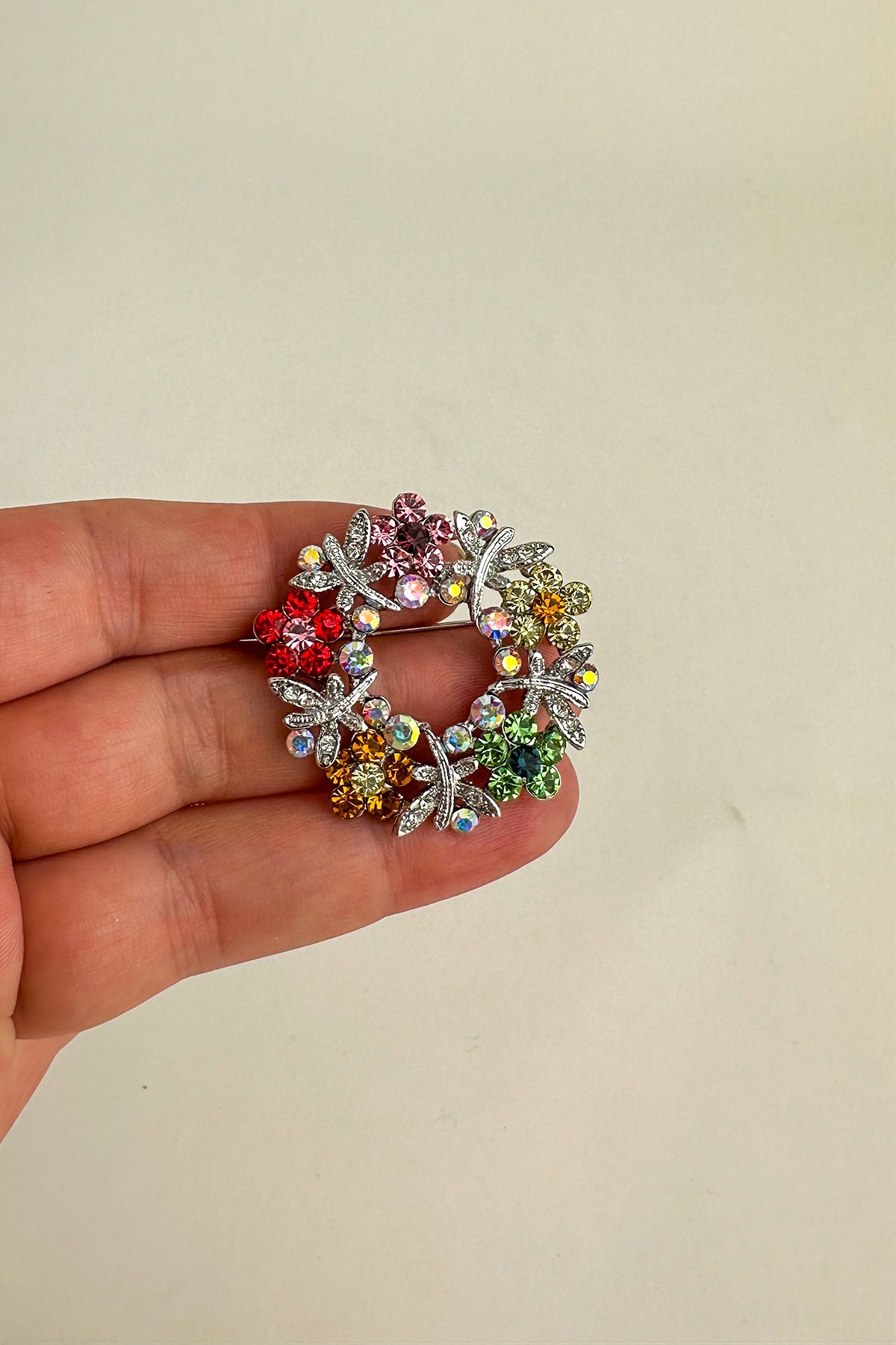 Modex Gümüş Rengi Yusufçuk Detay Taşlı Çelenk Broş (4cm)