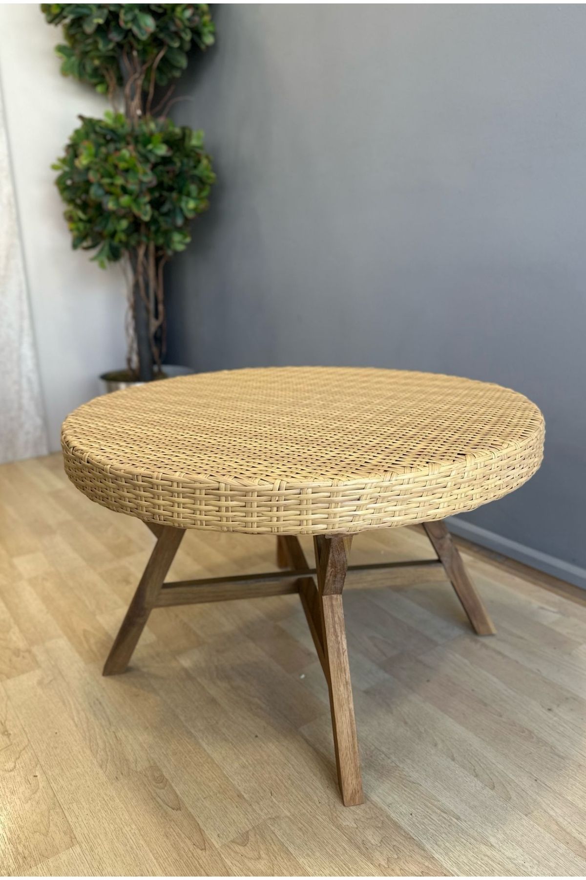 Okman Malta Orta Sehpa – Teak Ayaklı, Sentetik İpli, El Yapımı, Yuvarlak Özel Tasarım (70×70×43 cm)