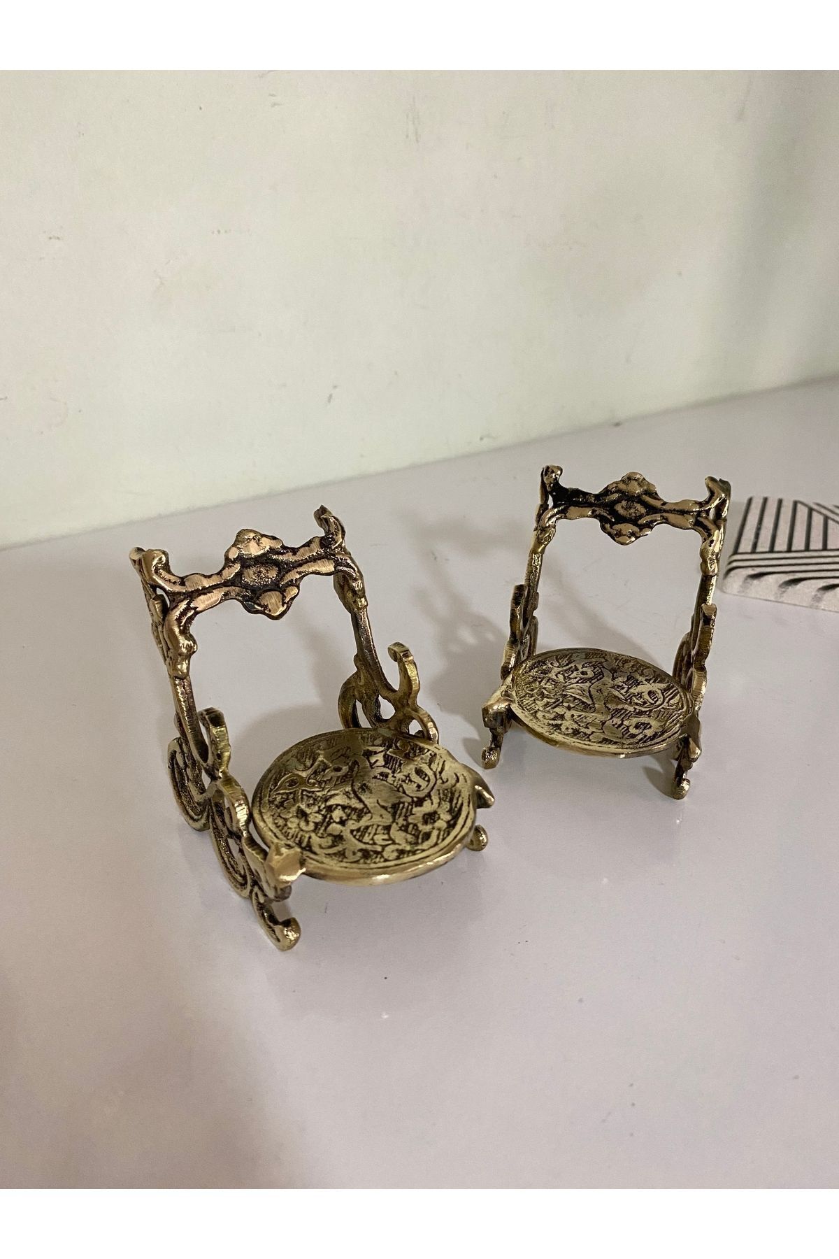 DEKORANLA Sarı pirinç fincan standı, şık sunum ve dekorasyon için uygun. Tek adet fiyat.
