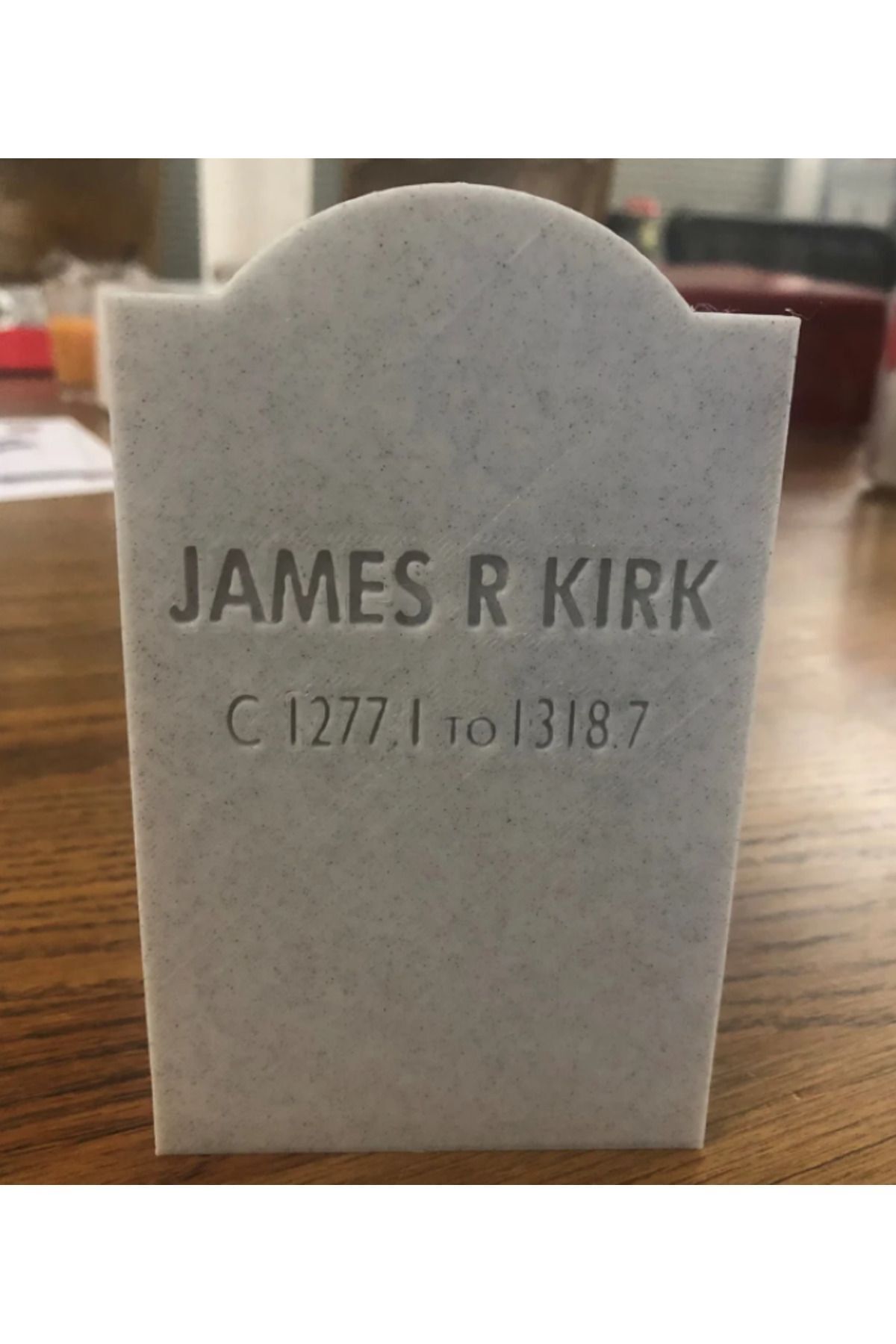 DEKORANLA James R Kirk Mini Mezar Taşı Figür - Biblo, Dekorasyon ve Koleksiyon için Şık Tasarım