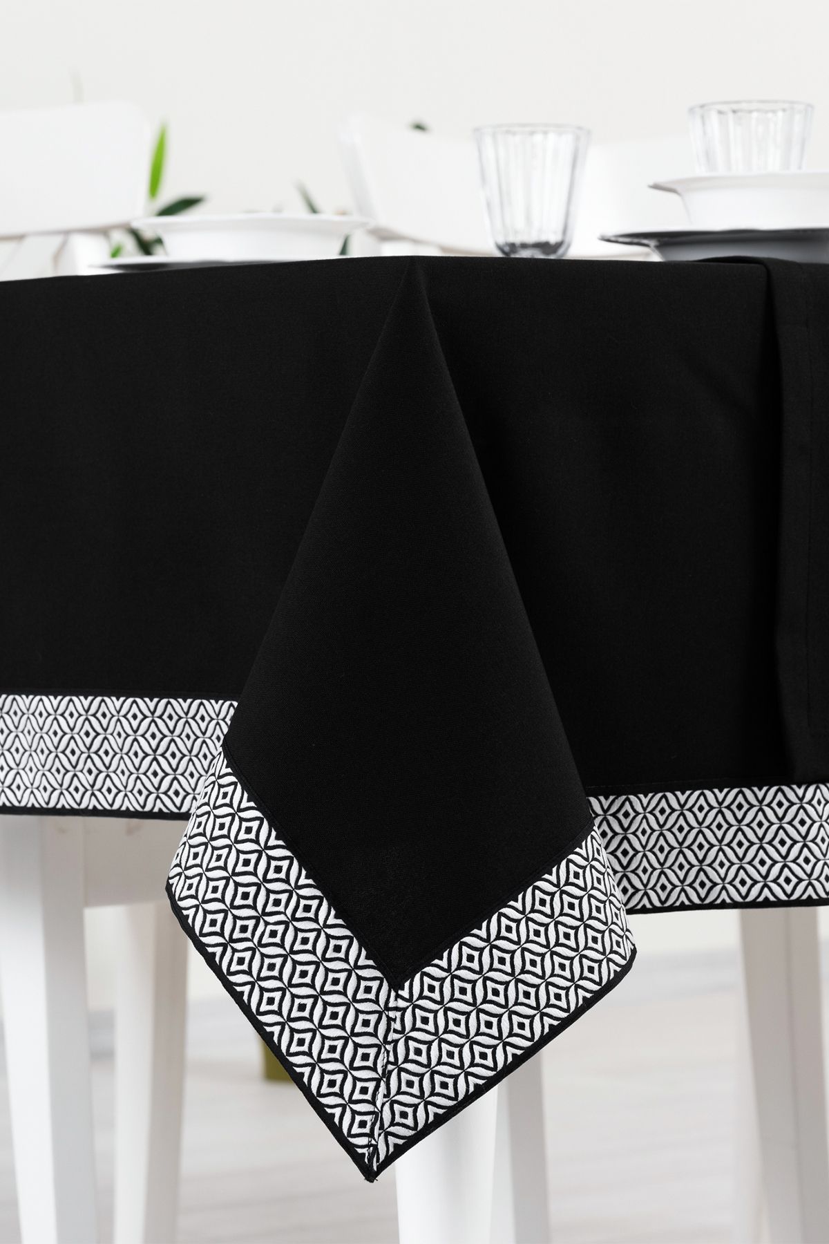 Tropikhome Alba Jakar Nokta Desen Leke Tutmaz Jakarlı 160x220 Cm Lüks 8 Kişilik Masa Örtüsü Siyah