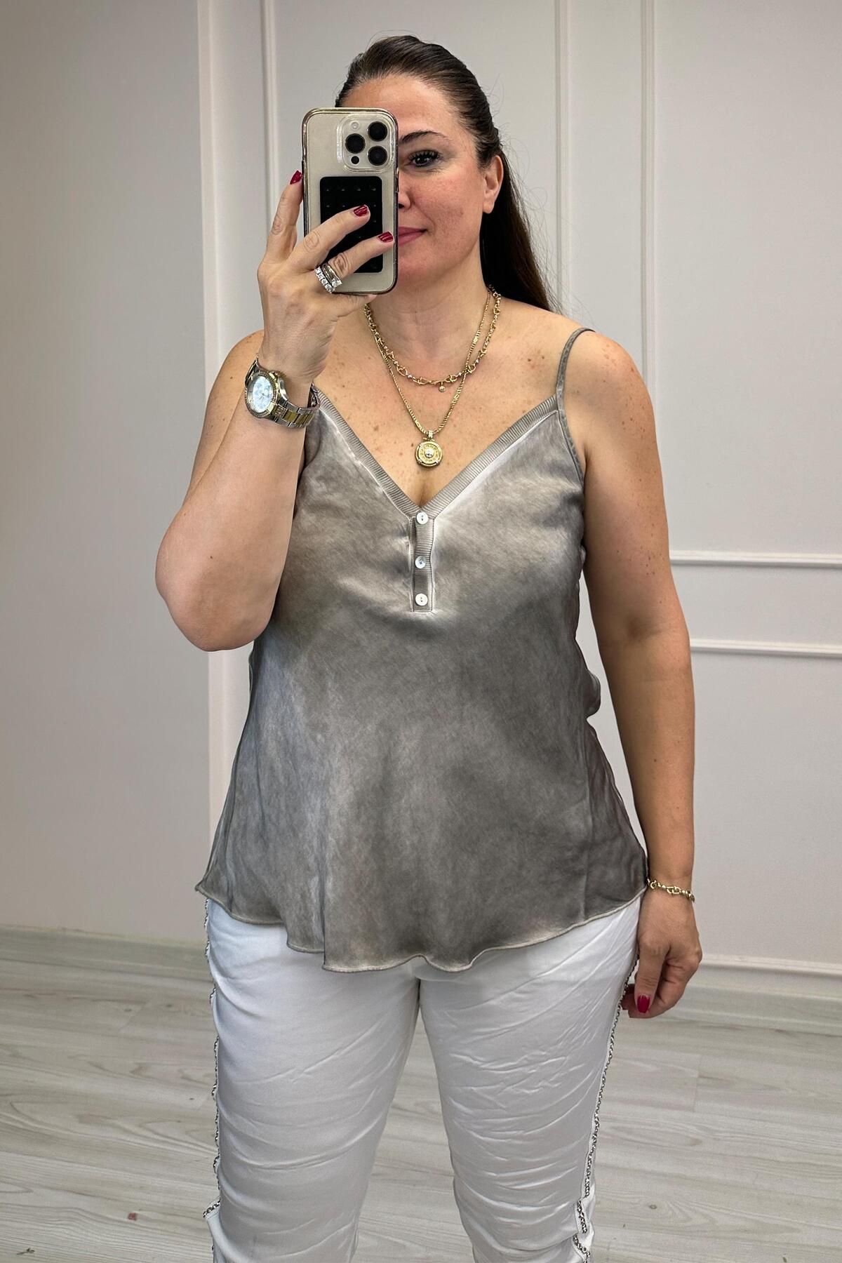 Mine Sabuncuoğlu Marry Düğmeli Saten Bluz Taş