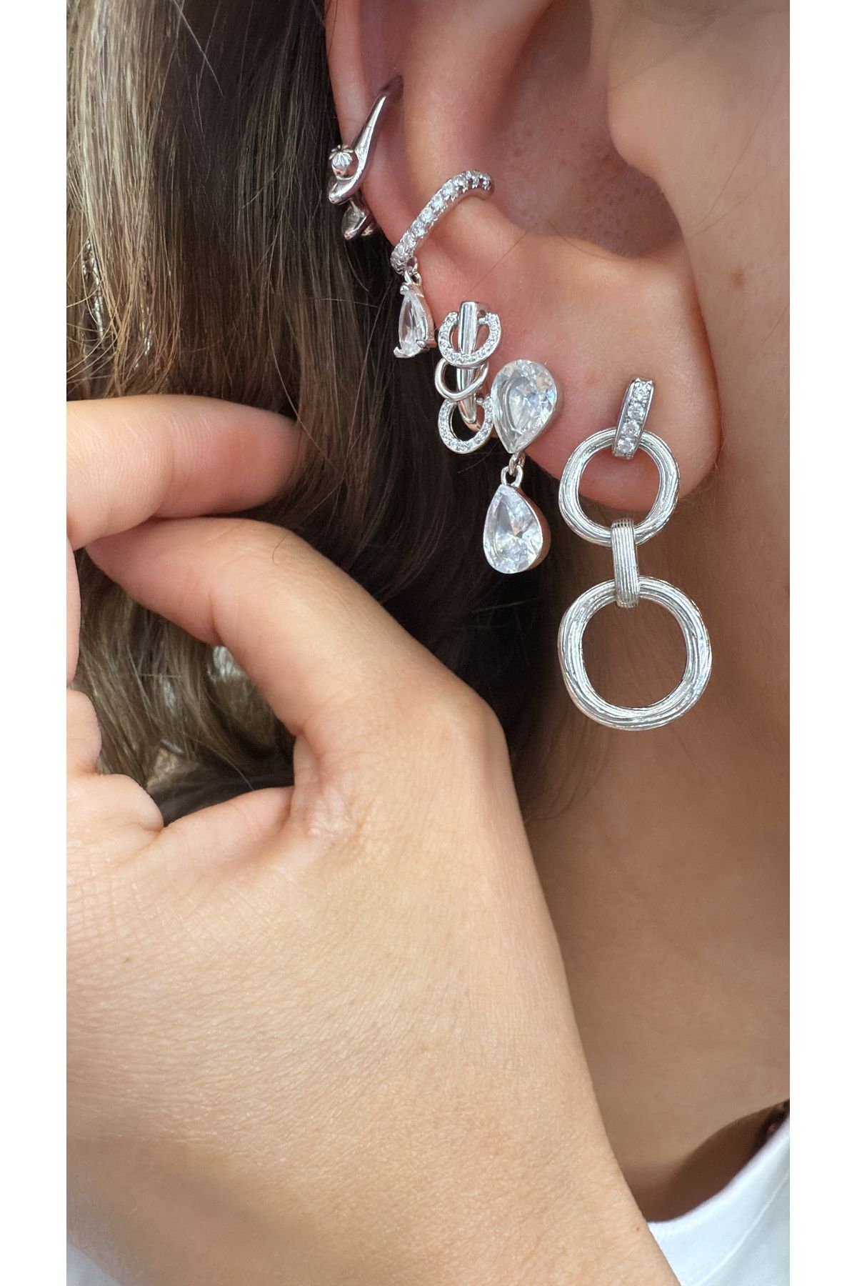 Saras Jewels Loop Chain Küpe