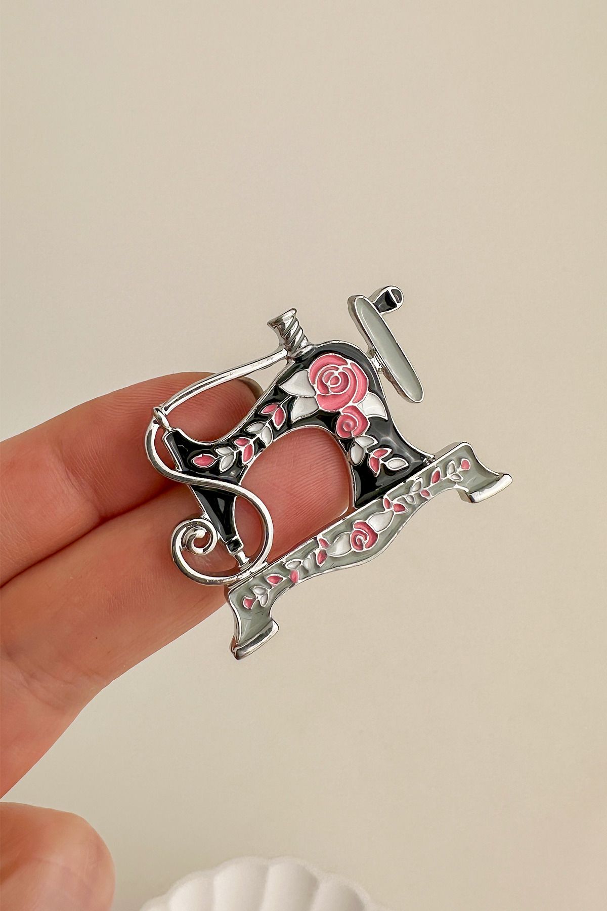 Modex Gümüş Rengi Renkli Terzi Dikiş Makinesi Broş (4cm)