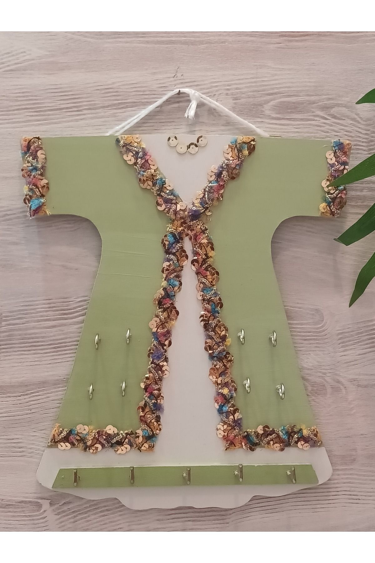 DEKORANLA Yeşil kaftan temalı şık takı askısı, düzenli ve dekoratif kullanım için ideal.