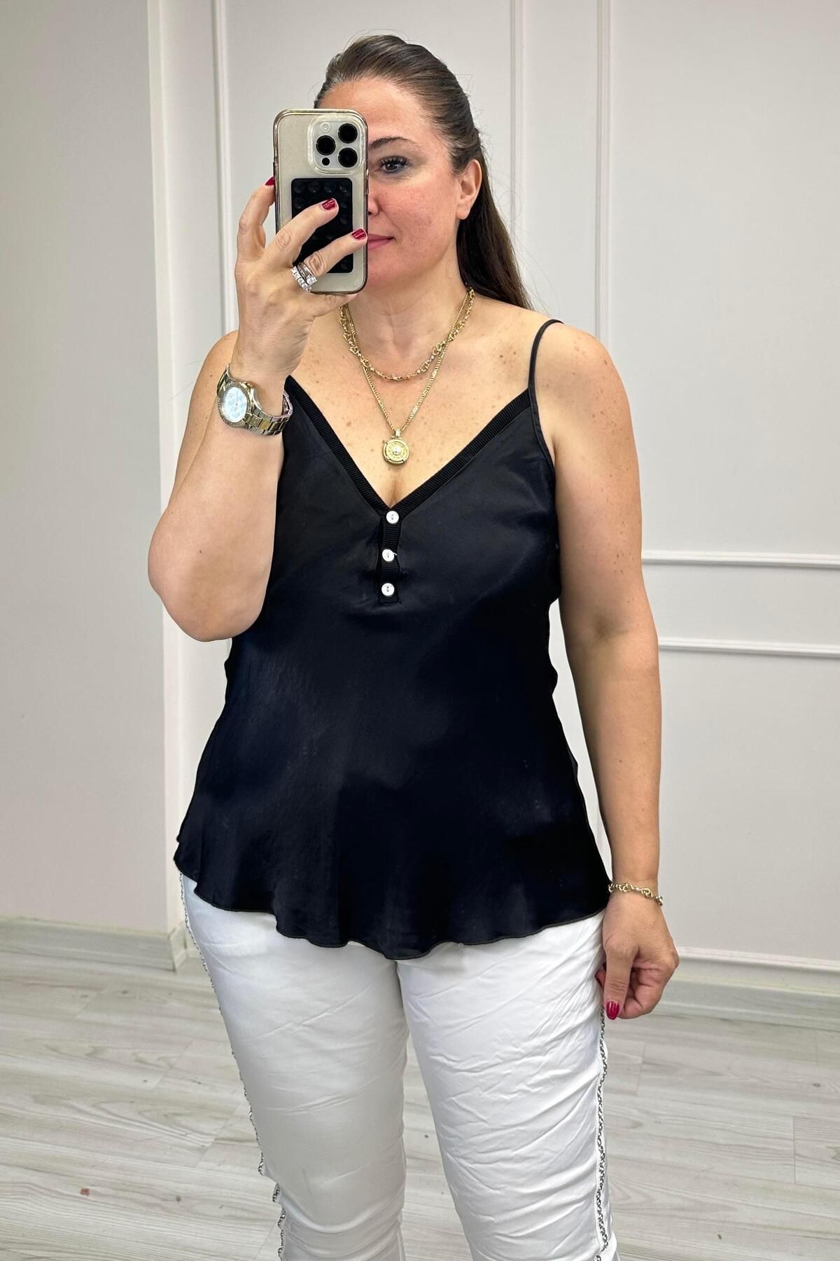 Mine Sabuncuoğlu Marry Düğmeli Saten Bluz Siyah