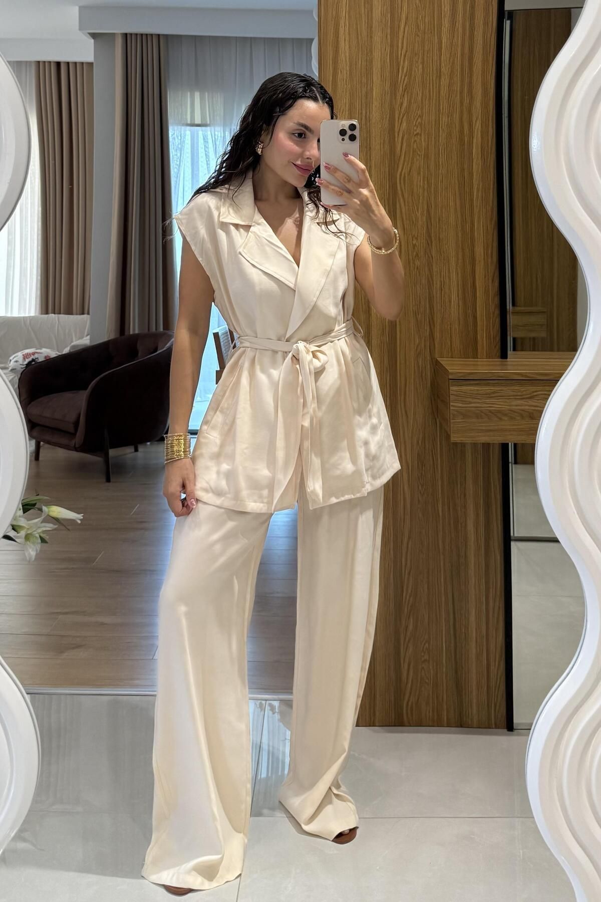 Gizem Ecemiş Lucie Ekru Kuşaklı Yelekli Takım