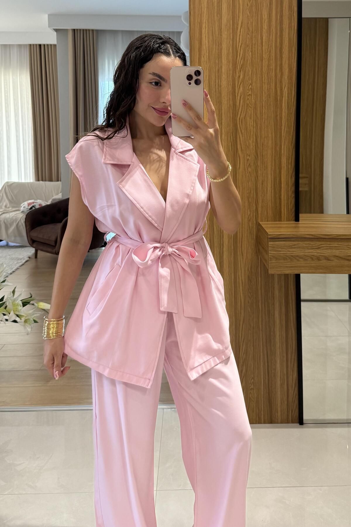 Gizem Ecemiş Lucie Pembe Kuşaklı Yelekli Takım