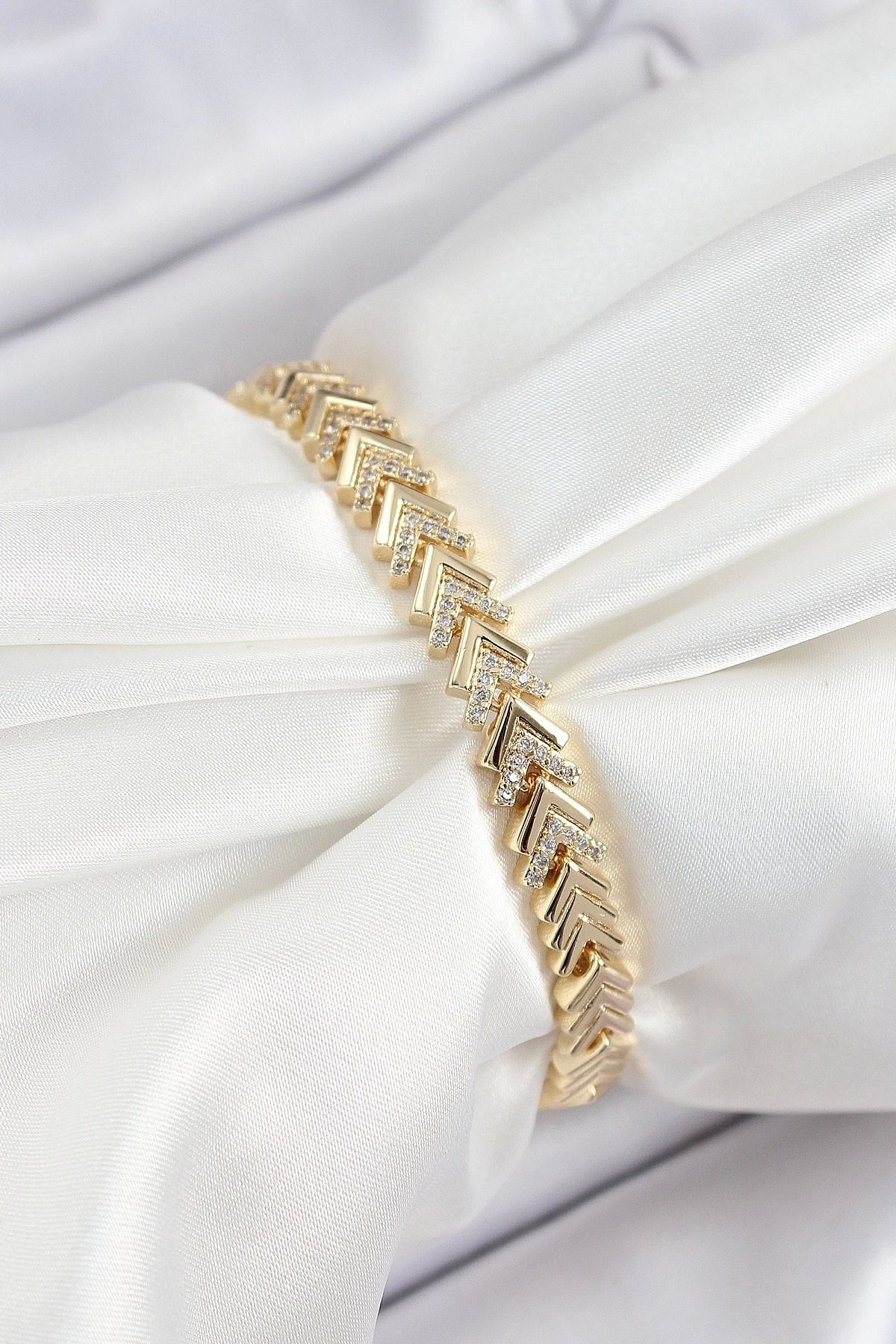 GLIMMERY Pirinç Sıralı Ok Model Zirkon Taşlı Gold Renk VİP Seri Kadın Bileklik