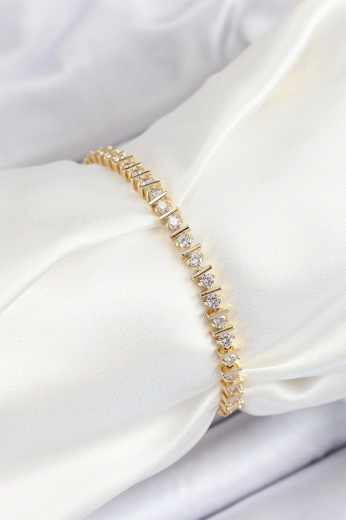 GLIMMERY Pirinç Sıralı Çit Model Zirkon Taşlı Gold Renk VİP Seri Kadın Bileklik