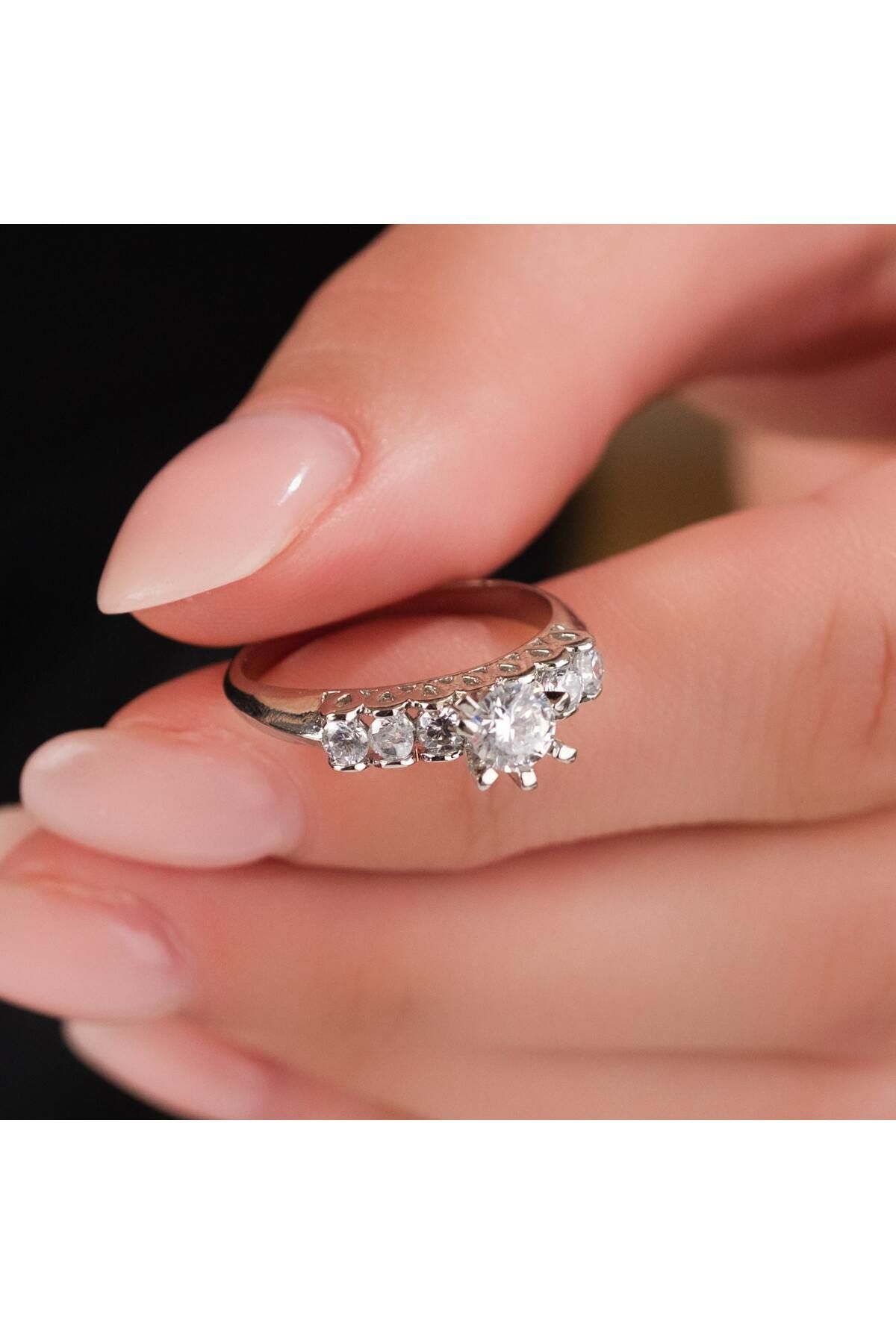HOBİSY GIFT SHOP Zirkon Taşlı Gümüş Kaplama Kadın Tek Taş Yüzük – 18 Numara / 19 mm