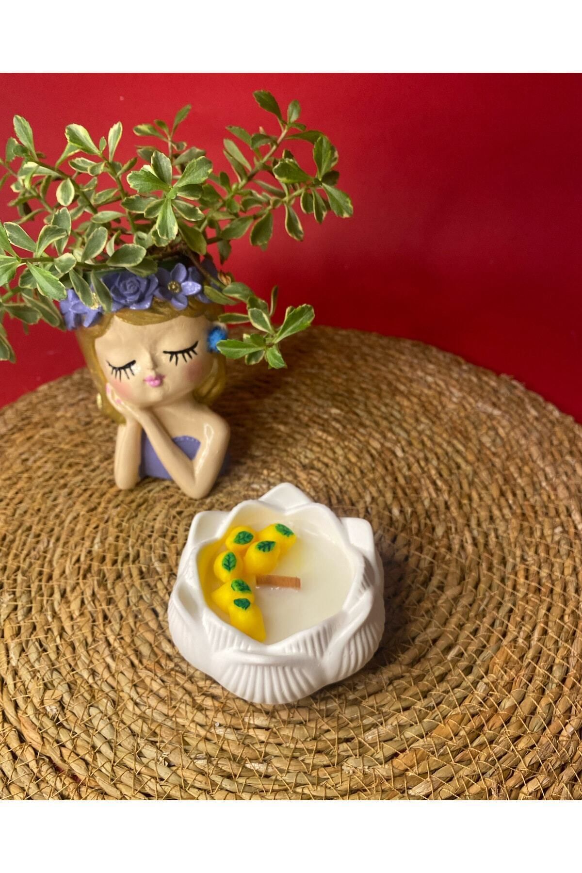 DEKORANLA Ferahlatıcı limon kokulu dekoratif mum, beyaz ve sarı renk seçeneğiyle.
