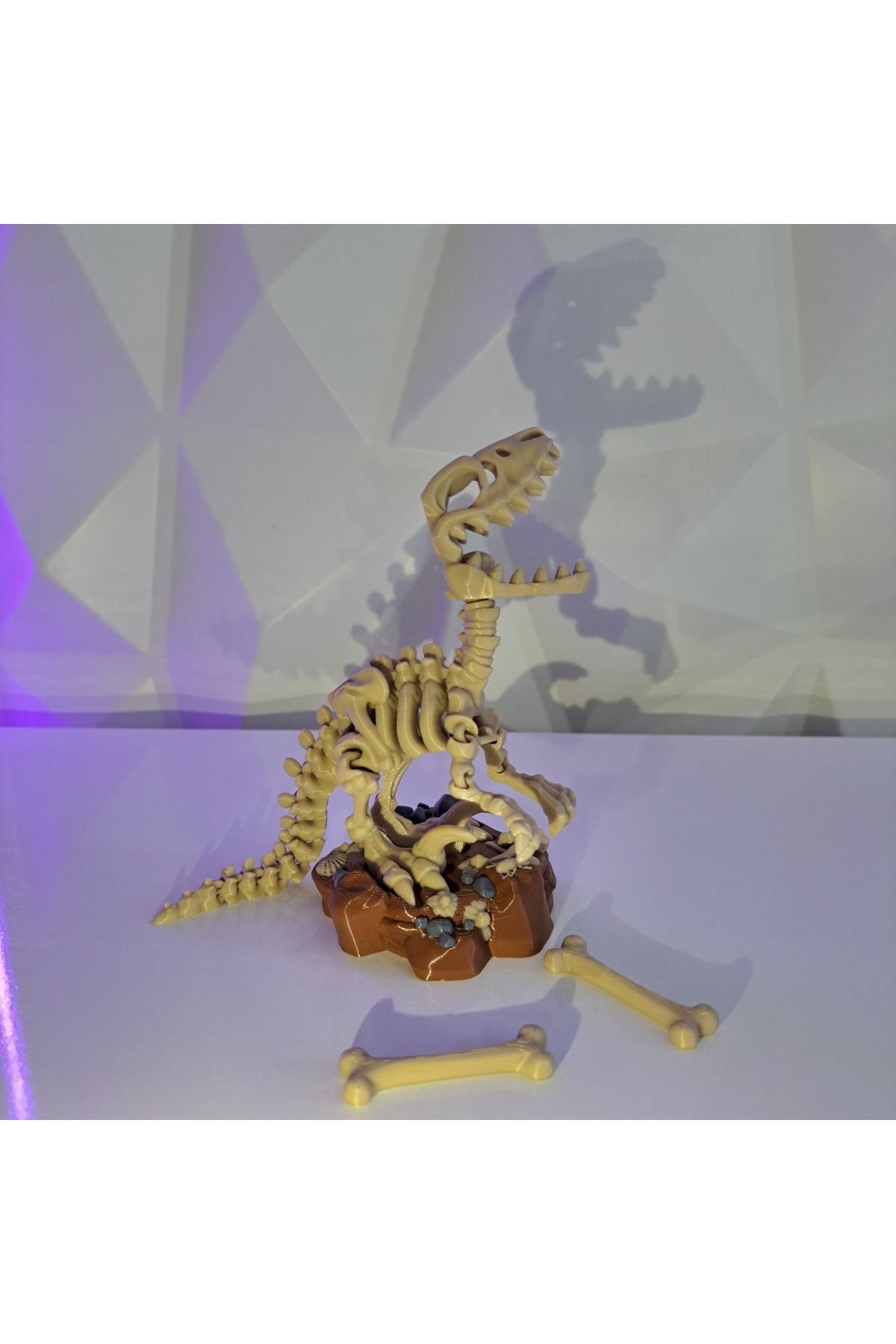 Jade Produck Raptor Fosil Figürü – Kayalık Çiçekli Tabanlı Koleksiyon Modeli