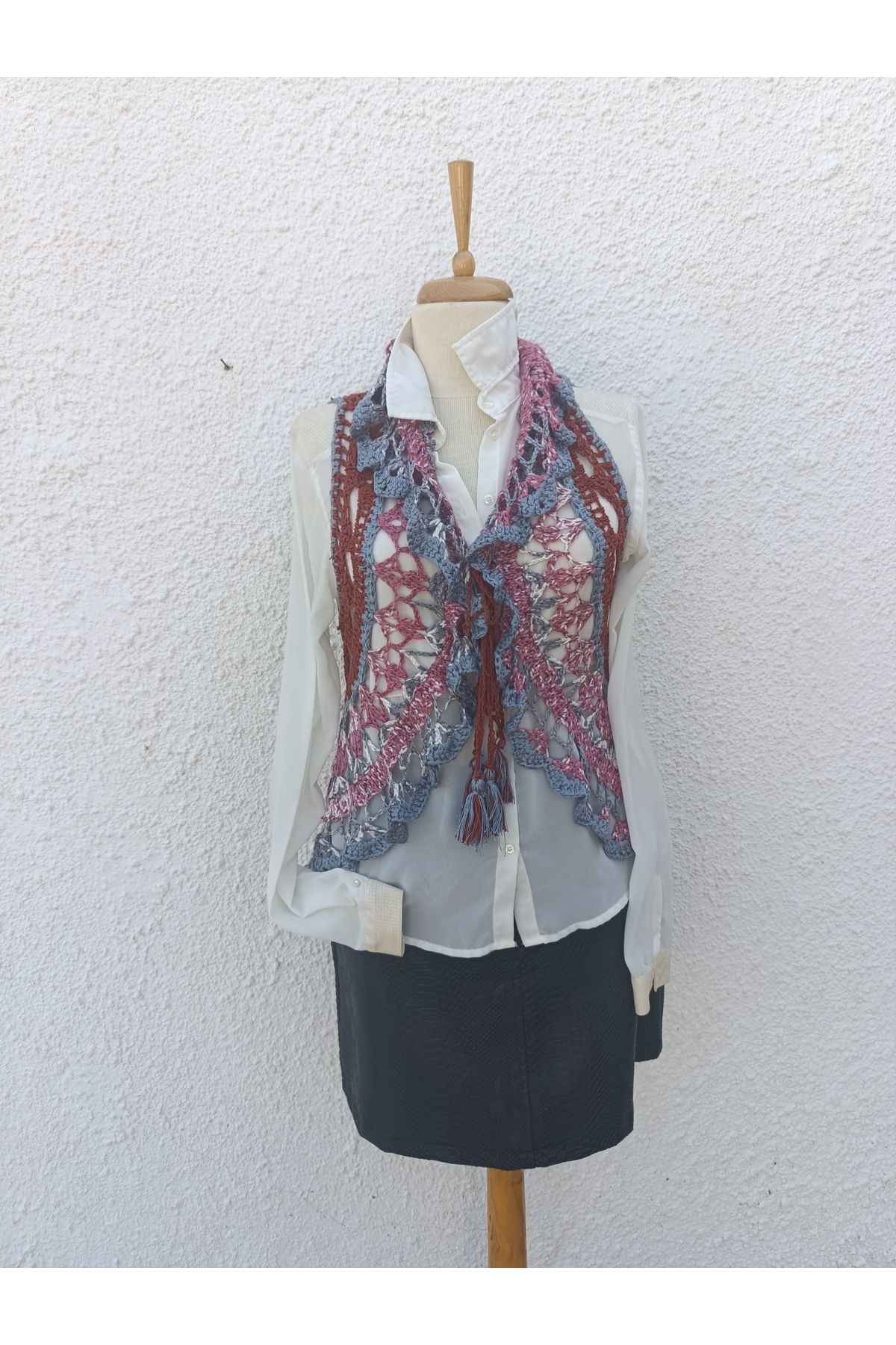 Hippybutik Çok Renkli Pamuklu İp Tığ Dokuma Dantel Asimetrik Tasarım Volan Yakalı Pembe Mavi Tarçın Yelek